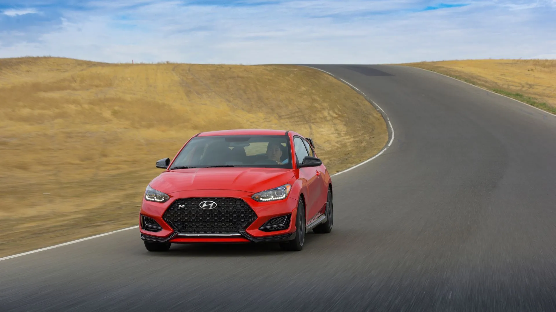 Hyundai Veloster N 2022 màu đỏ, một chiếc hot hatch lý tưởng cho trải nghiệm lái hàng ngày và cuối tuần.