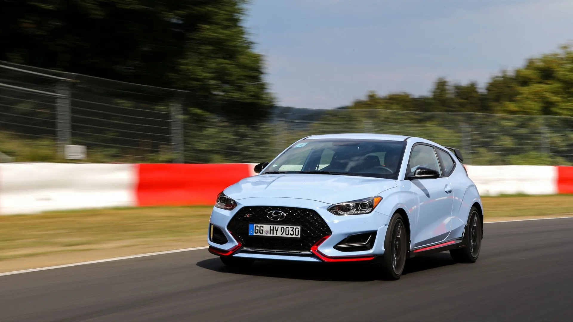Hyundai Veloster N Coupe 2022 màu xanh trên đường đua, mẫu hot hatch hiệu suất cao, cảm giác lái thể thao
