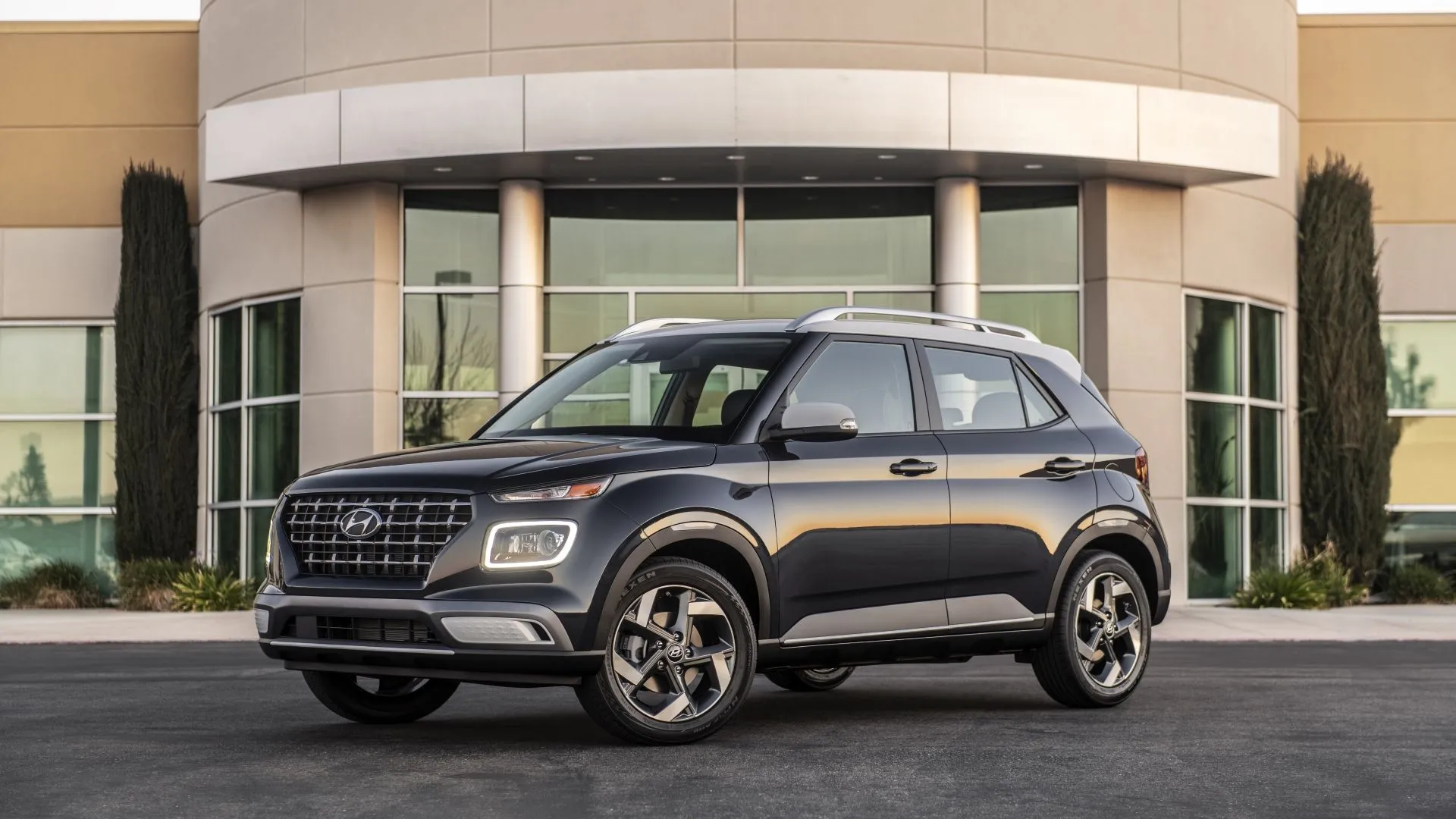 Hyundai Venue 2025 màu xanh, mẫu SUV subcompact đô thị duy nhất không đến từ Nhật Bản giữ giá tốt