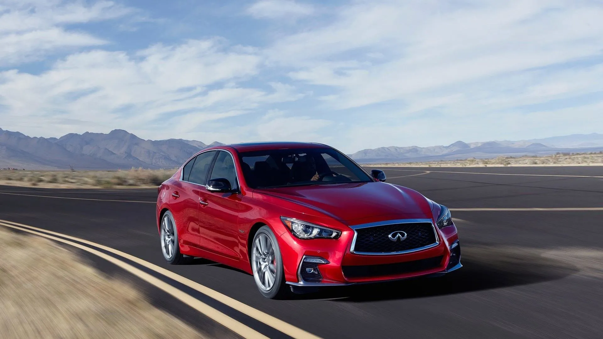Infiniti Q50 Hybrid 2018 màu bạc trên đường, sedan hạng sang hybrid đã qua sử dụng
