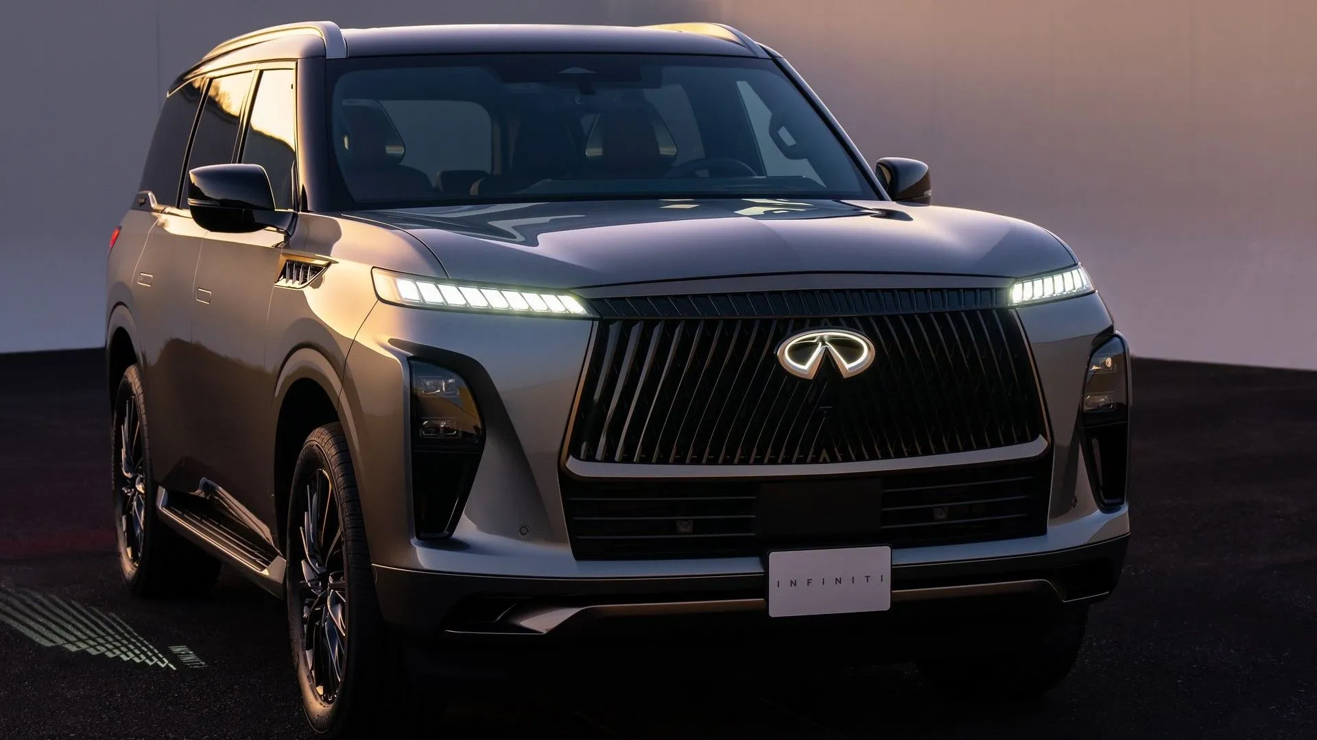 Infiniti QX80 2025 màu xanh đậm từ góc 3/4 phía trước, SUV hạng sang cỡ lớn hàng đầu với độ tin cậy cao.