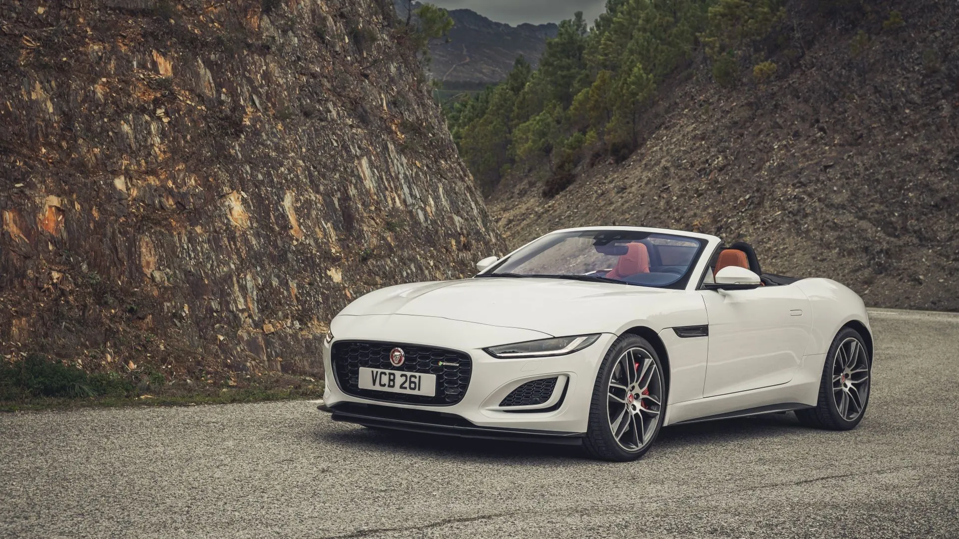 Jaguar F-Type 2022 màu trắng, góc 3/4 phía trước