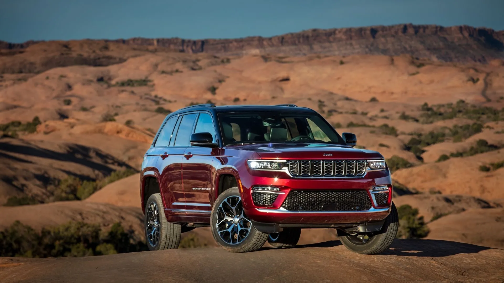 Jeep Grand Cherokee 2025 màu xanh đậm mạnh mẽ và sang trọng