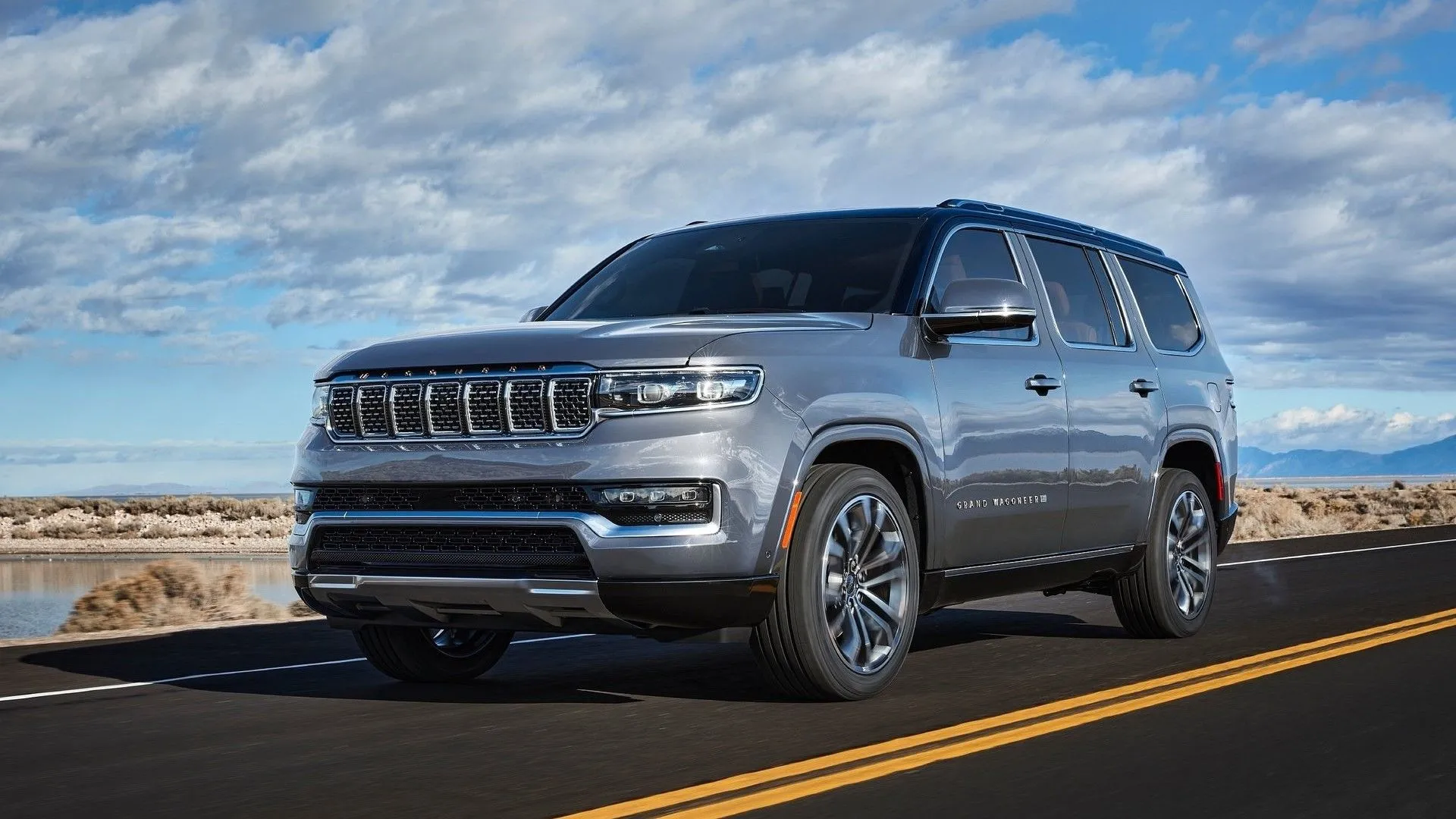 Jeep Grand Wagoneer 2025 màu đen, góc ba phần tư phía trước, thể hiện sự sang trọng và sức mạnh của mẫu SUV kéo 9.860 lbs