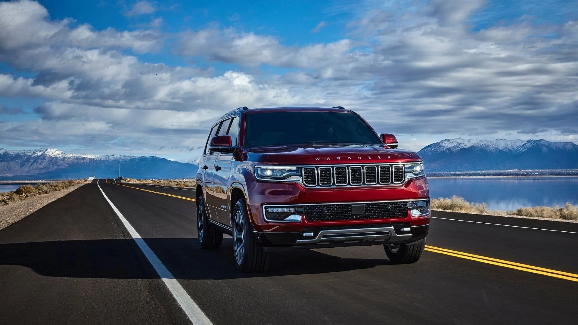 Jeep Wagoneer 2025 màu xanh đậm đang di chuyển mạnh mẽ, góc ba phần tư phía trước, minh họa cho SUV hàng đầu với khả năng kéo 10.000 lbs
