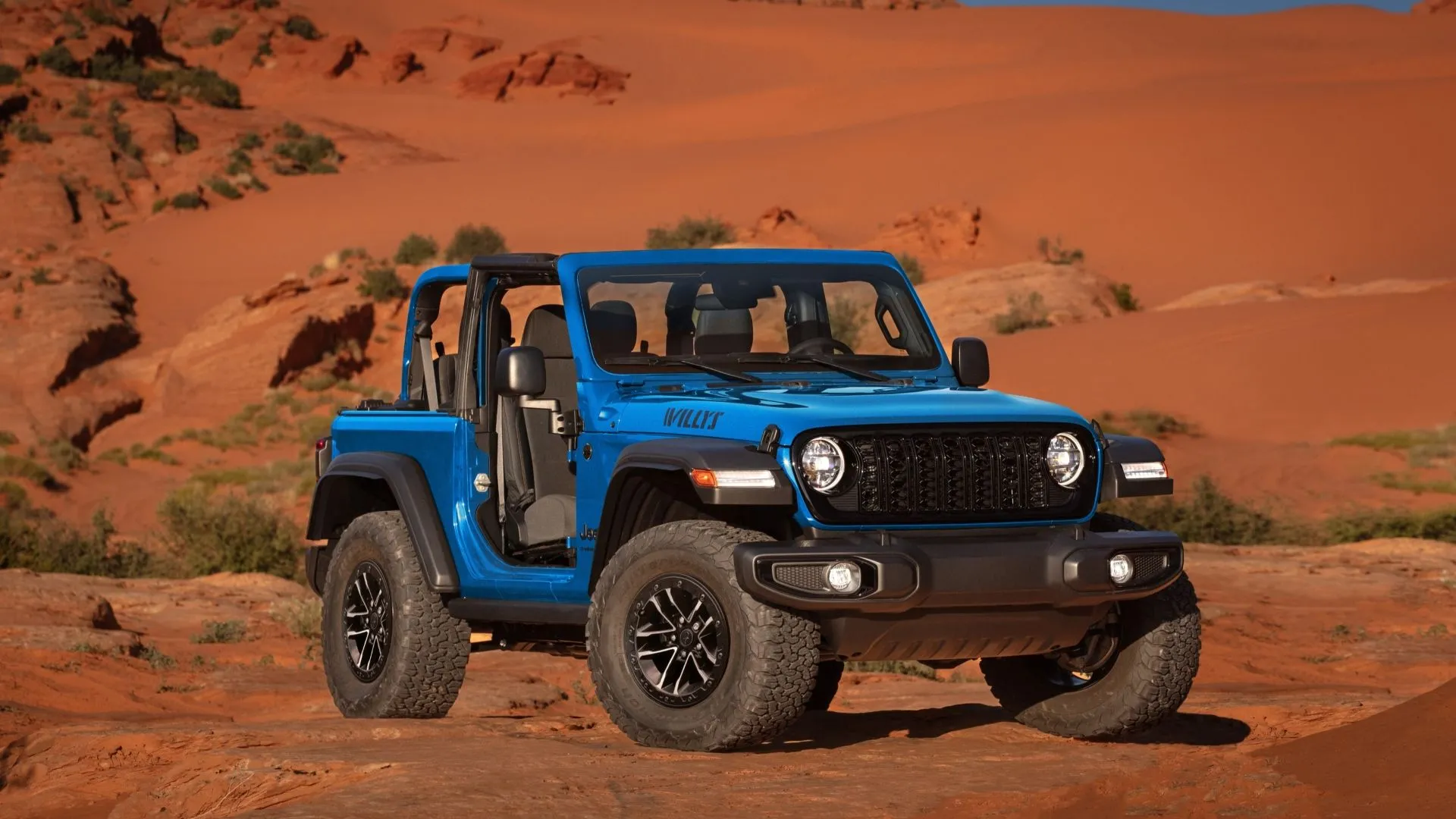 Jeep Wrangler 2025 màu xanh lá cây mạnh mẽ đỗ trong rừng, sẵn sàng cho mọi hành trình khám phá