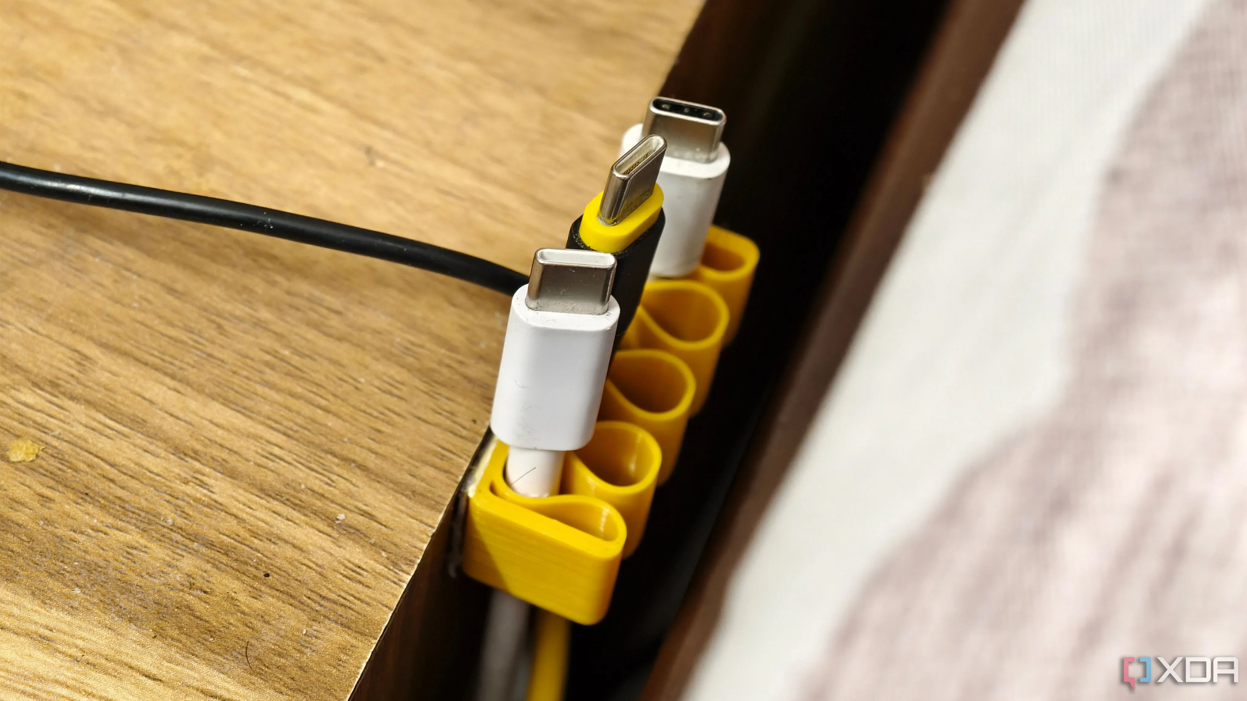 Kẹp và bộ giữ cáp in 3D giúp bàn làm việc gọn gàng