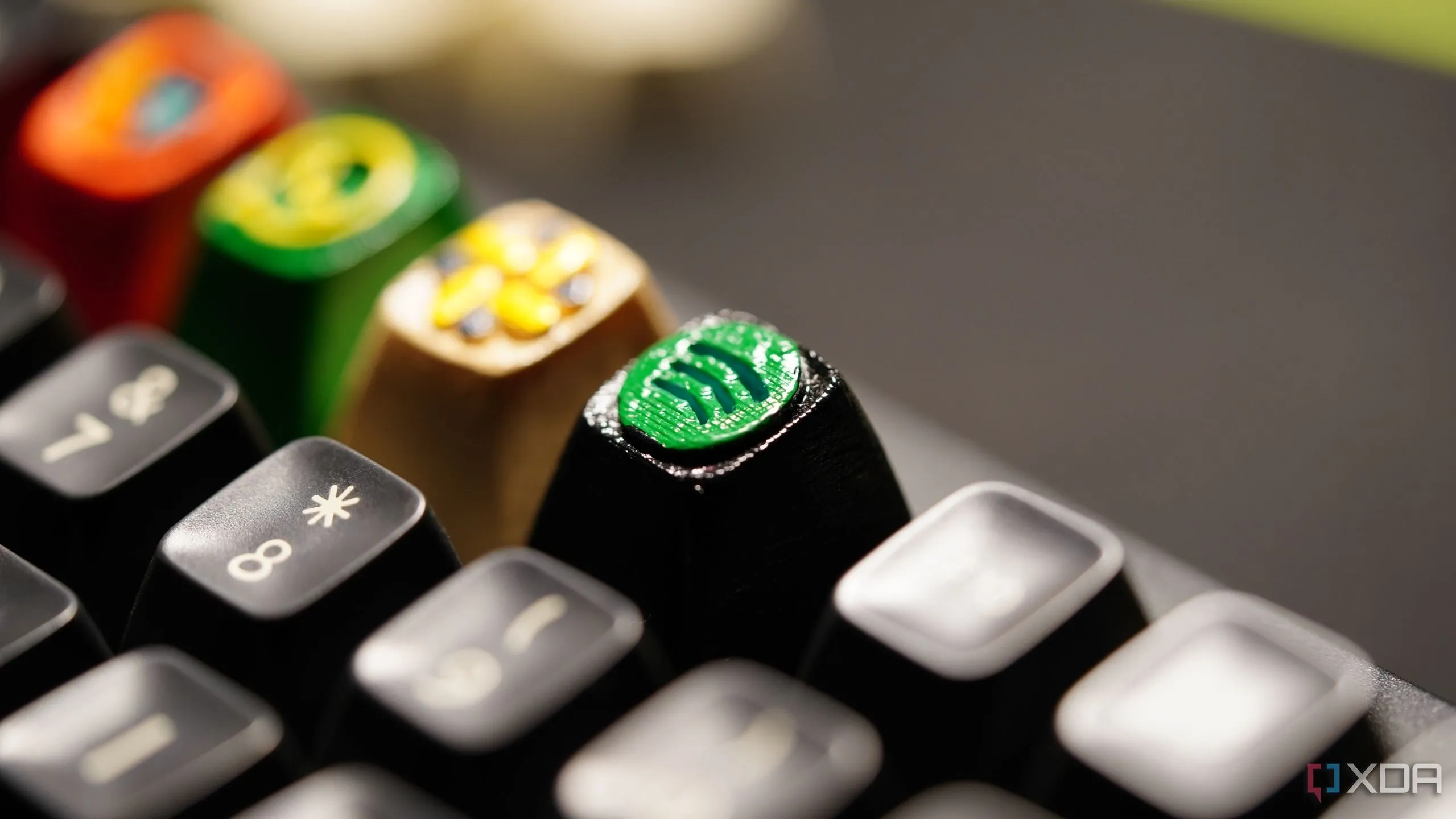 Keycap in 3D với biểu tượng Spotify, minh họa khả năng cá nhân hóa phím chức năng và phím tắt ứng dụng bằng máy in 3D