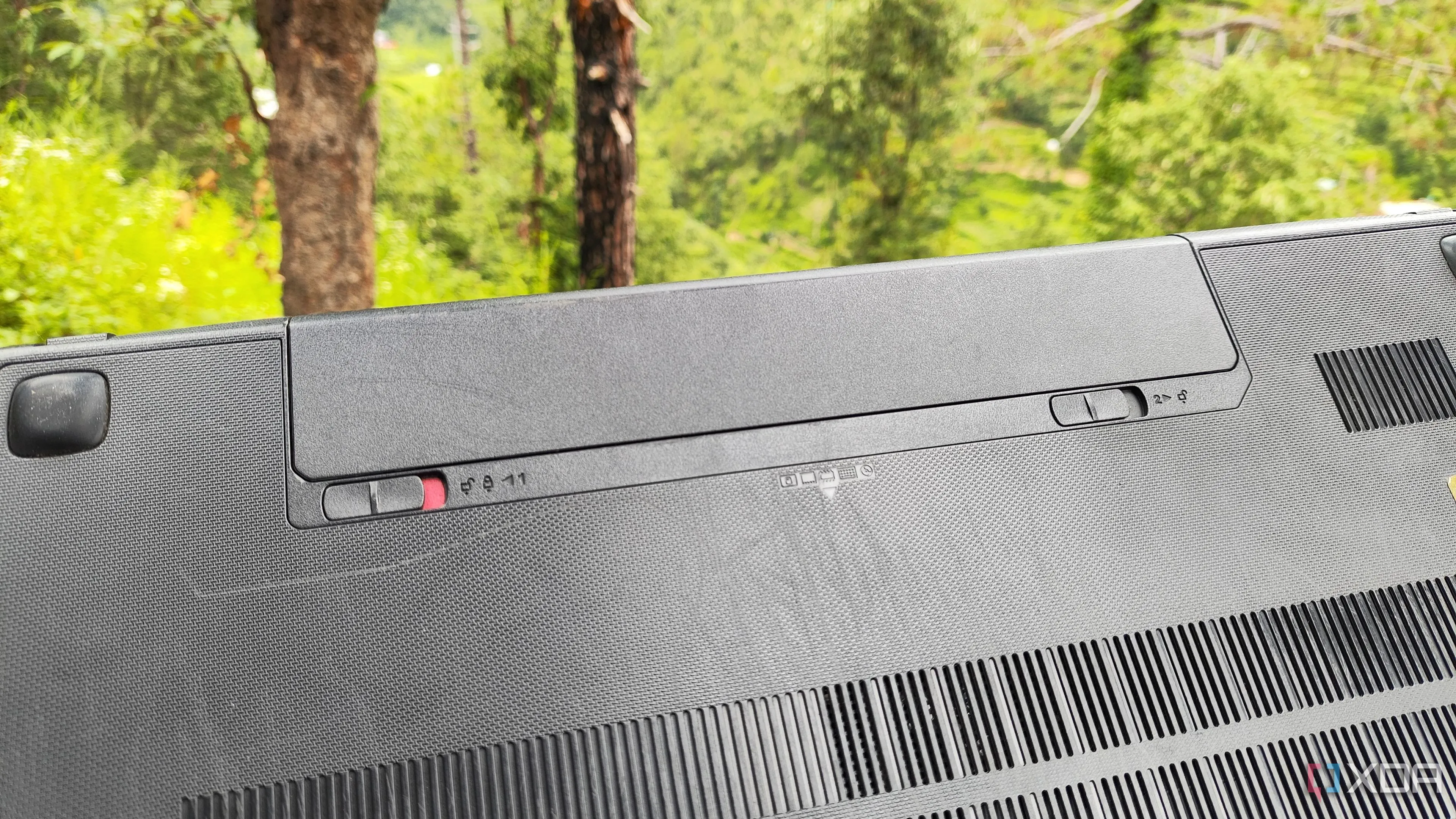 Khe cắm pin trên laptop Lenovo G510 cũ, chuẩn bị tháo pin