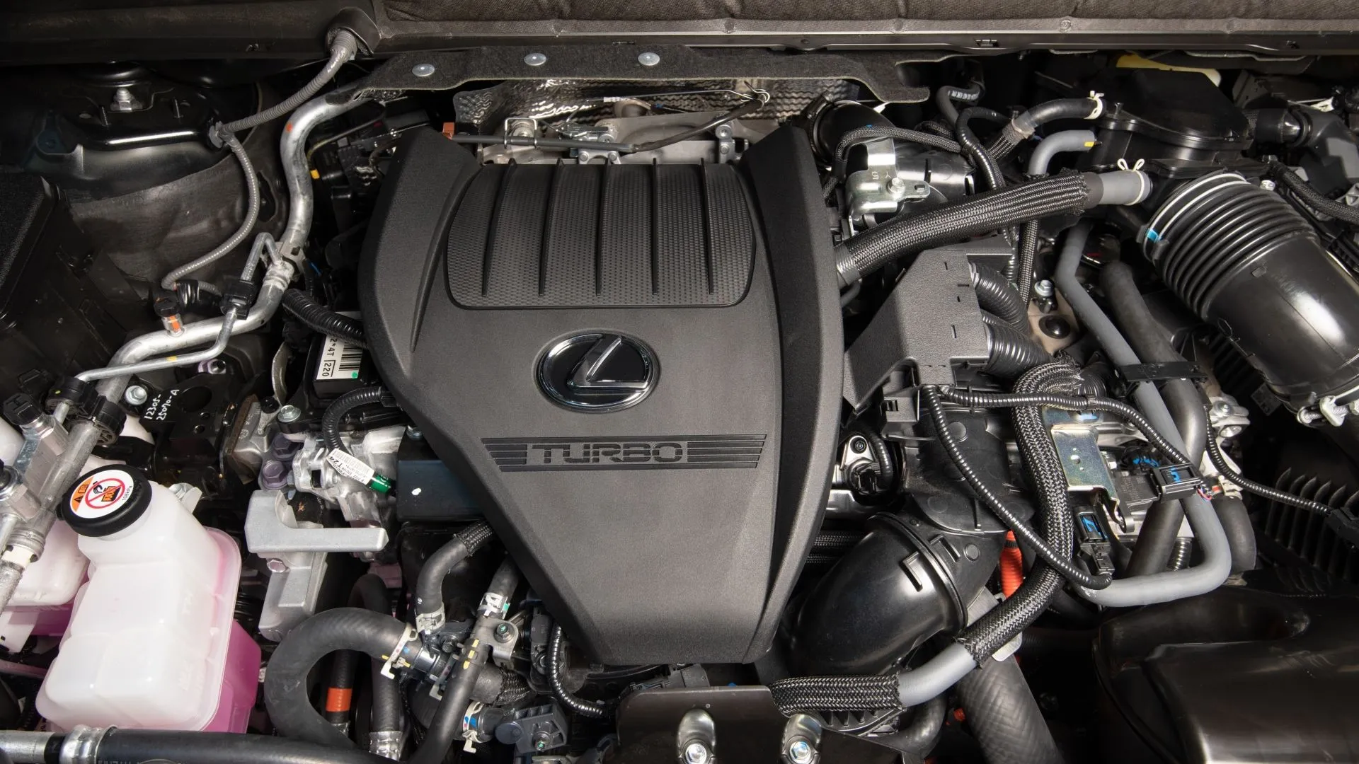 Khoang động cơ của Lexus 500h 2025