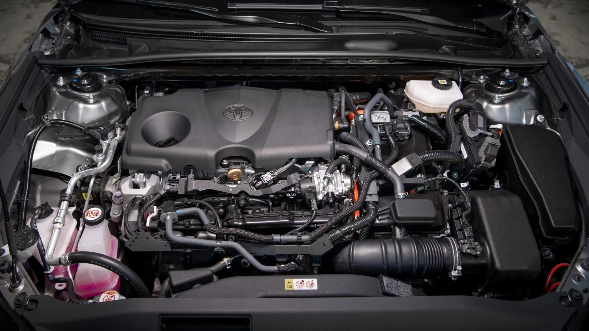 Khoang động cơ của Toyota Camry 2025 XSE Hybrid
