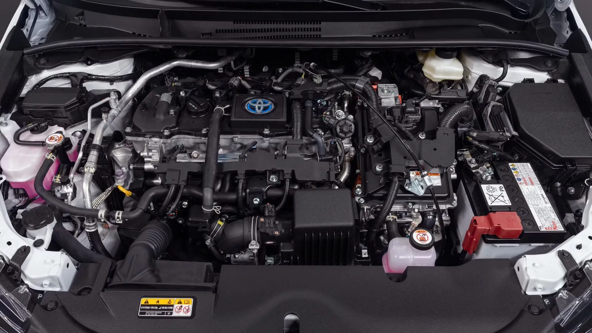 Khoang động cơ của Toyota Corolla Hybrid 2023, nơi chứa pin hybrid được bảo hành 10 năm hoặc 150.000 dặm, đảm bảo sự yên tâm cho người dùng.
