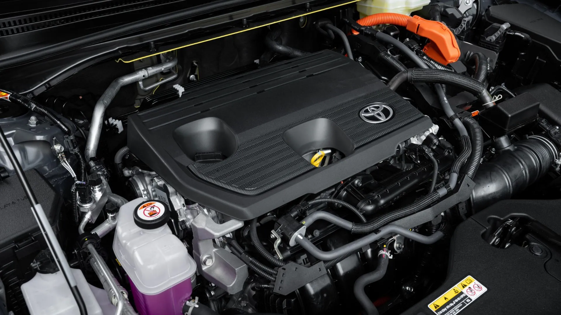 Khoang động cơ của Toyota Crown Signia Limited 2025, làm nổi bật hệ thống hybrid 2.5L hiệu suất cao.