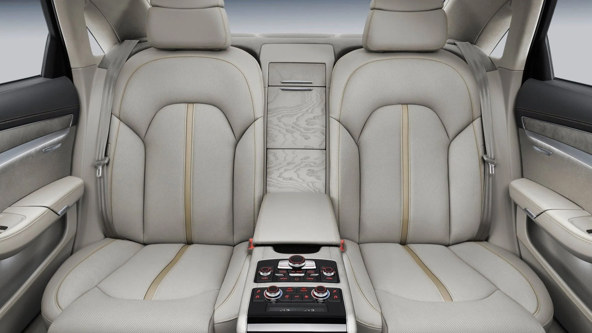 Khoang hành khách phía sau sang trọng với cấu hình ghế điều hành của Audi A8 2018, thể hiện sự tiện nghi và đẳng cấp