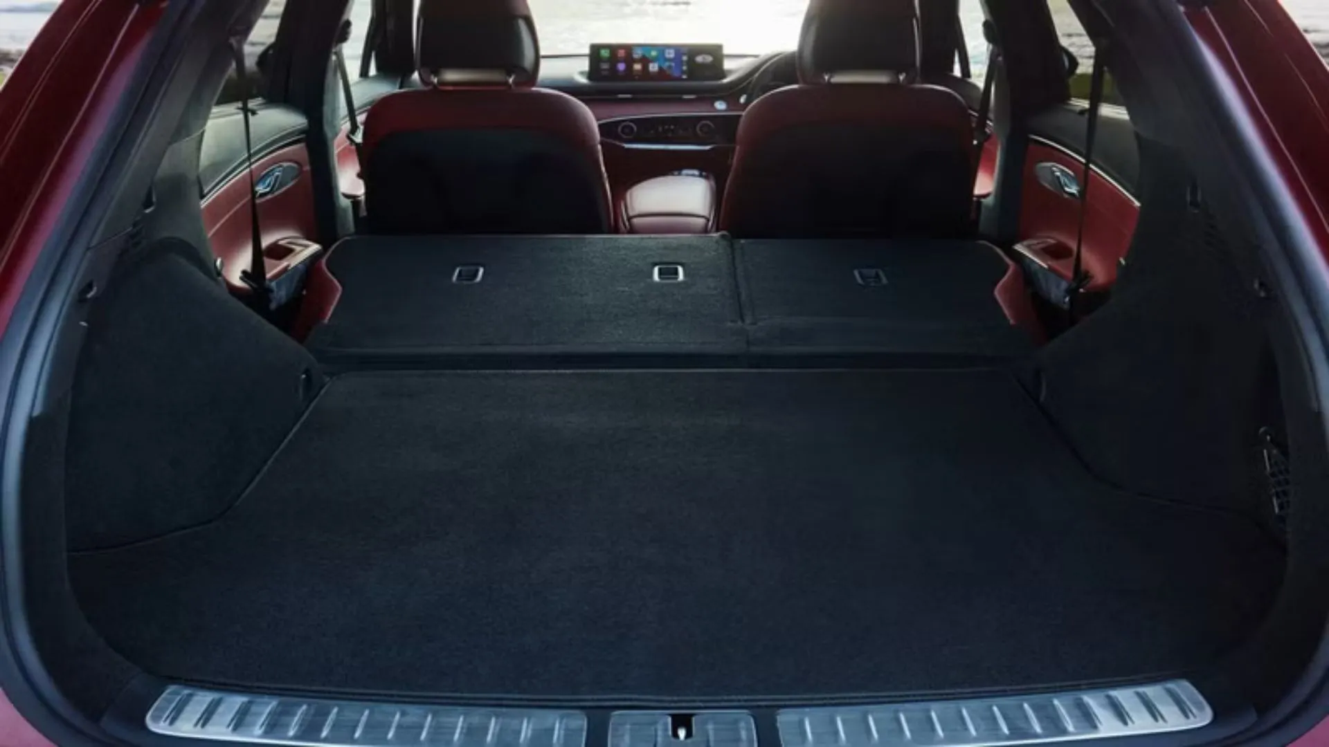 Khoang hành lý rộng rãi của Genesis GV70 khi gập hàng ghế sau, cung cấp không gian chứa đồ linh hoạt và tiện dụng cho mọi chuyến đi.