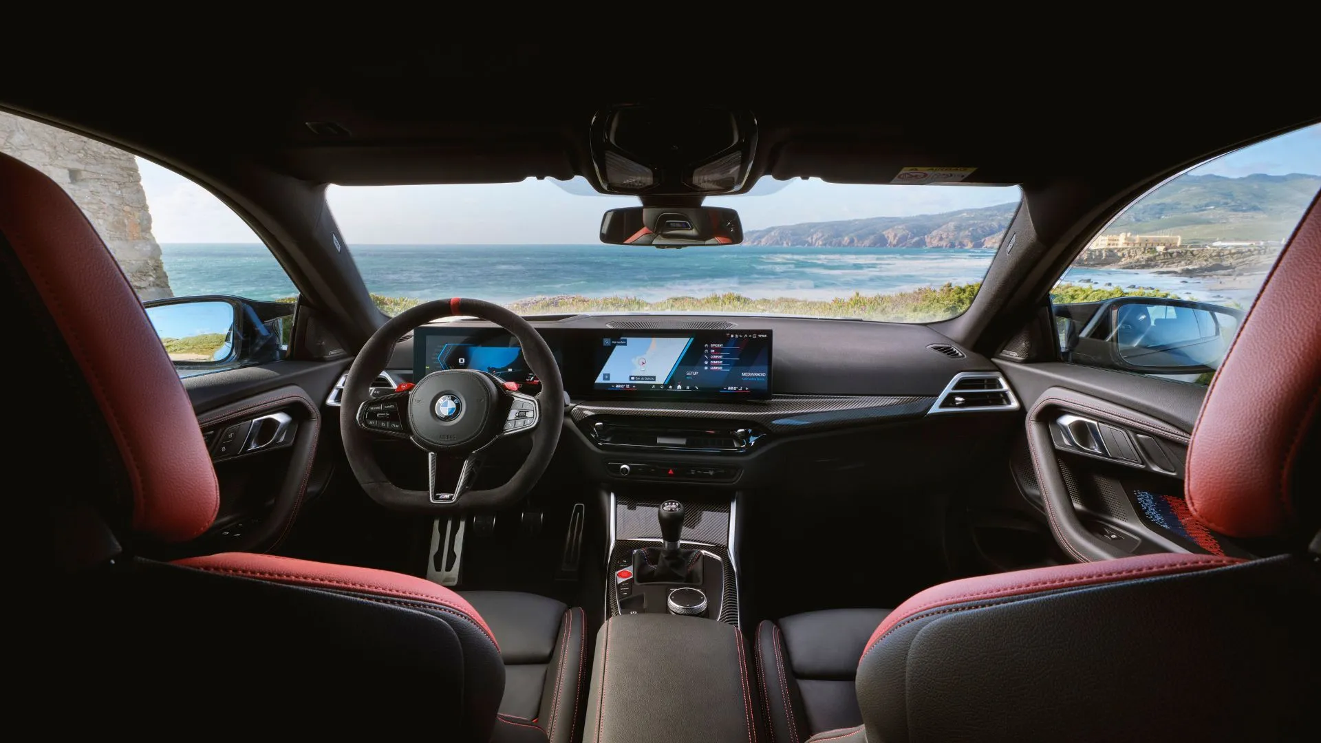 Khoang lái BMW M2 2025 với vô lăng thể thao M, màn hình kép và ghế ôm sát