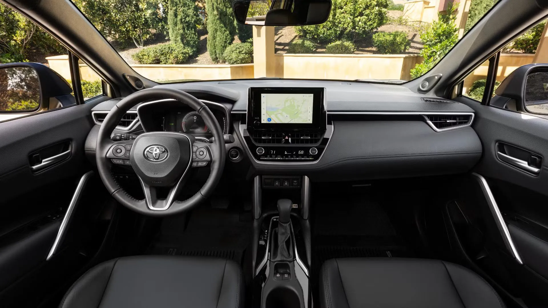 Khoang lái của Toyota Corolla Cross Hybrid 2024 với màn hình giải trí trung tâm và vô lăng, thể hiện thiết kế thực dụng và tiện nghi