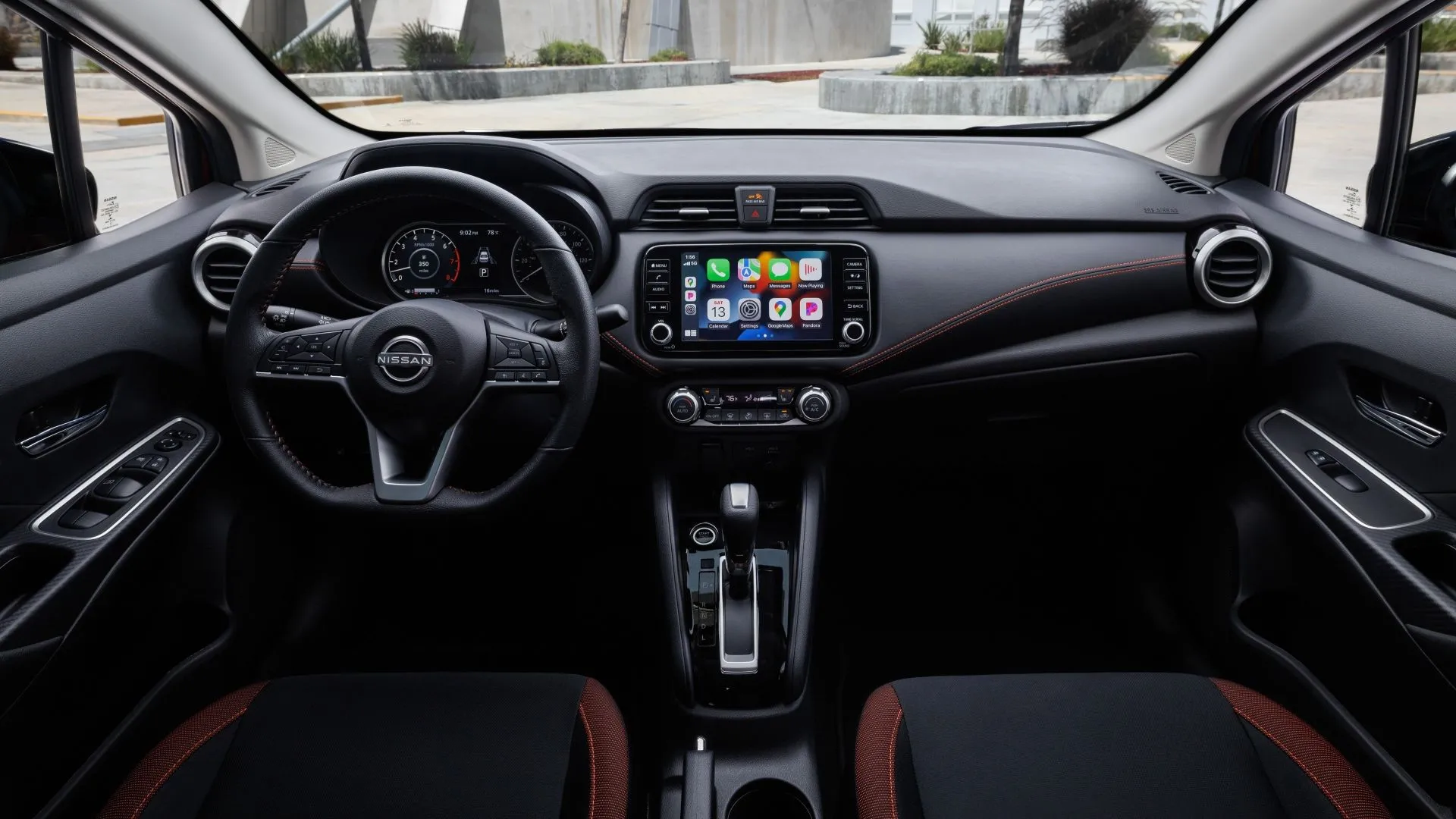 Khoang lái hiện đại của Nissan Versa 2025, nổi bật với màn hình thông tin giải trí lớn và các nút điều khiển vật lý tiện lợi