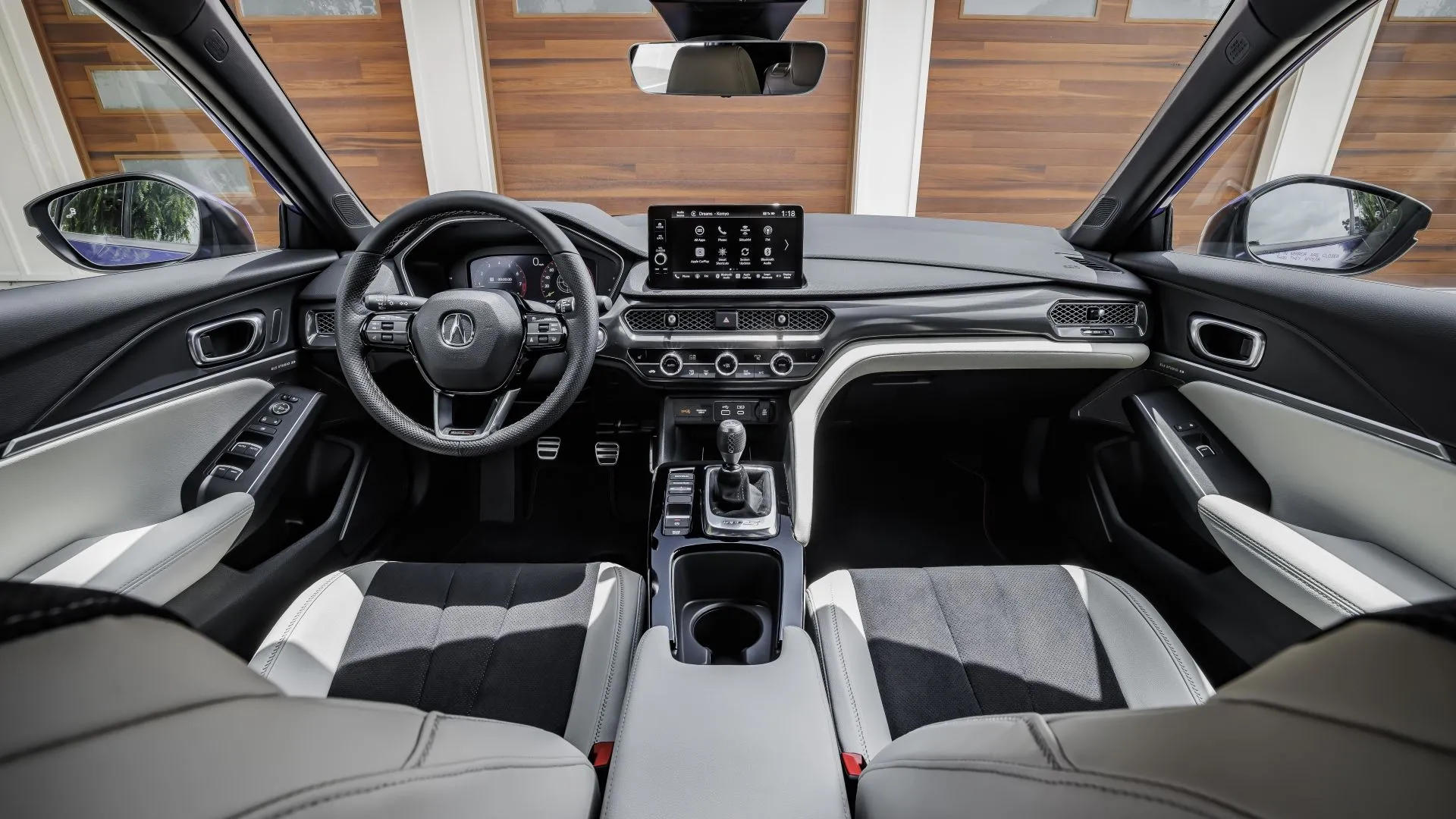 Khoang lái hiện đại với màn hình thông tin giải trí 9 inch của Acura Integra Type S 2024.