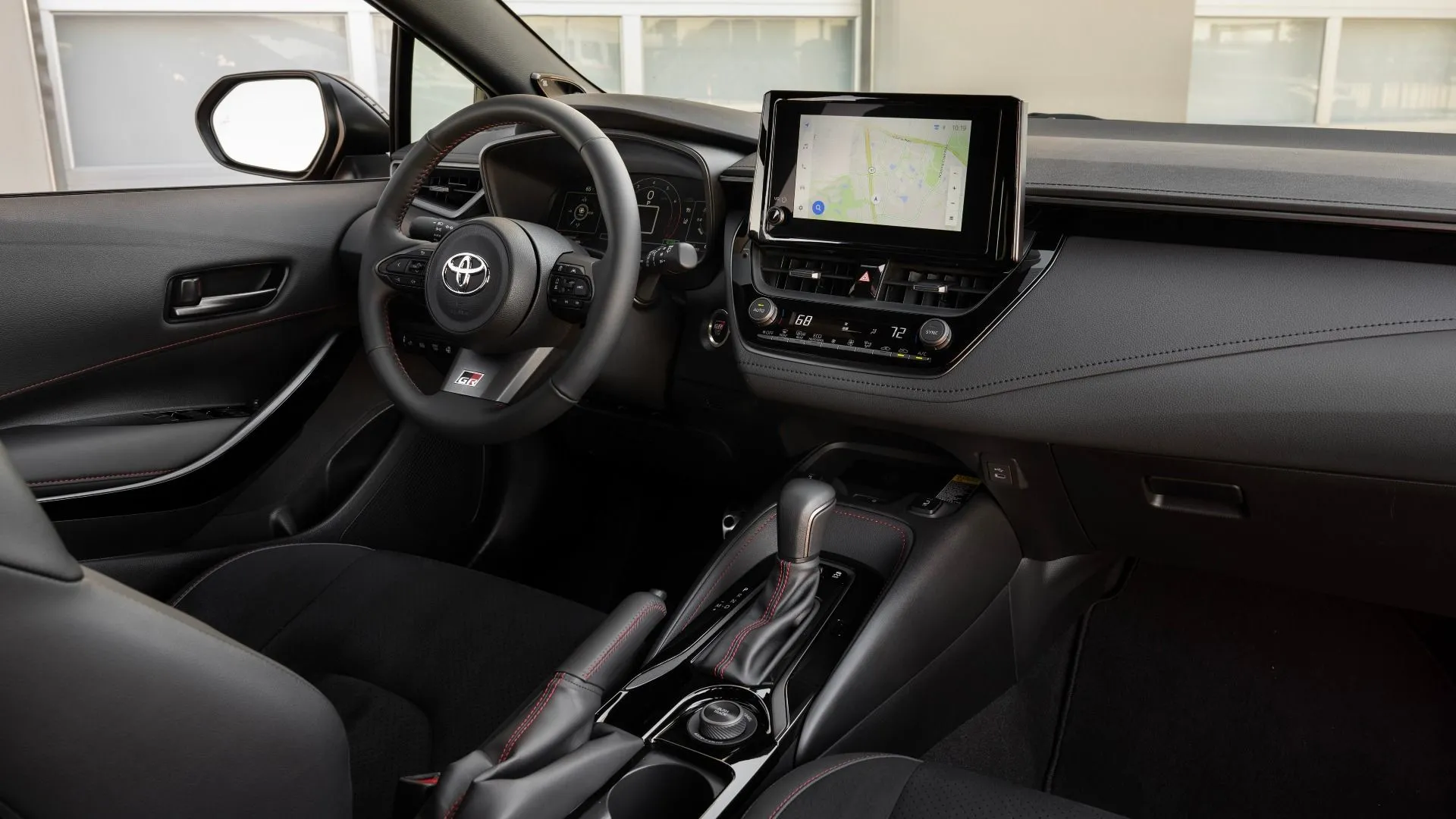 Khoang lái Toyota GR Corolla 2025 với ghế thể thao, vô lăng đa chức năng và màn hình trung tâm