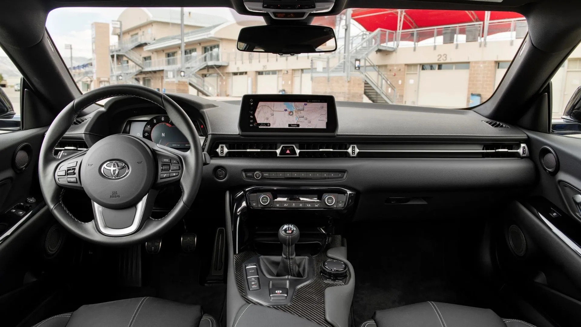 Khoang lái Toyota GR Supra 2025 với màn hình thông tin giải trí và các nút điều khiển tập trung