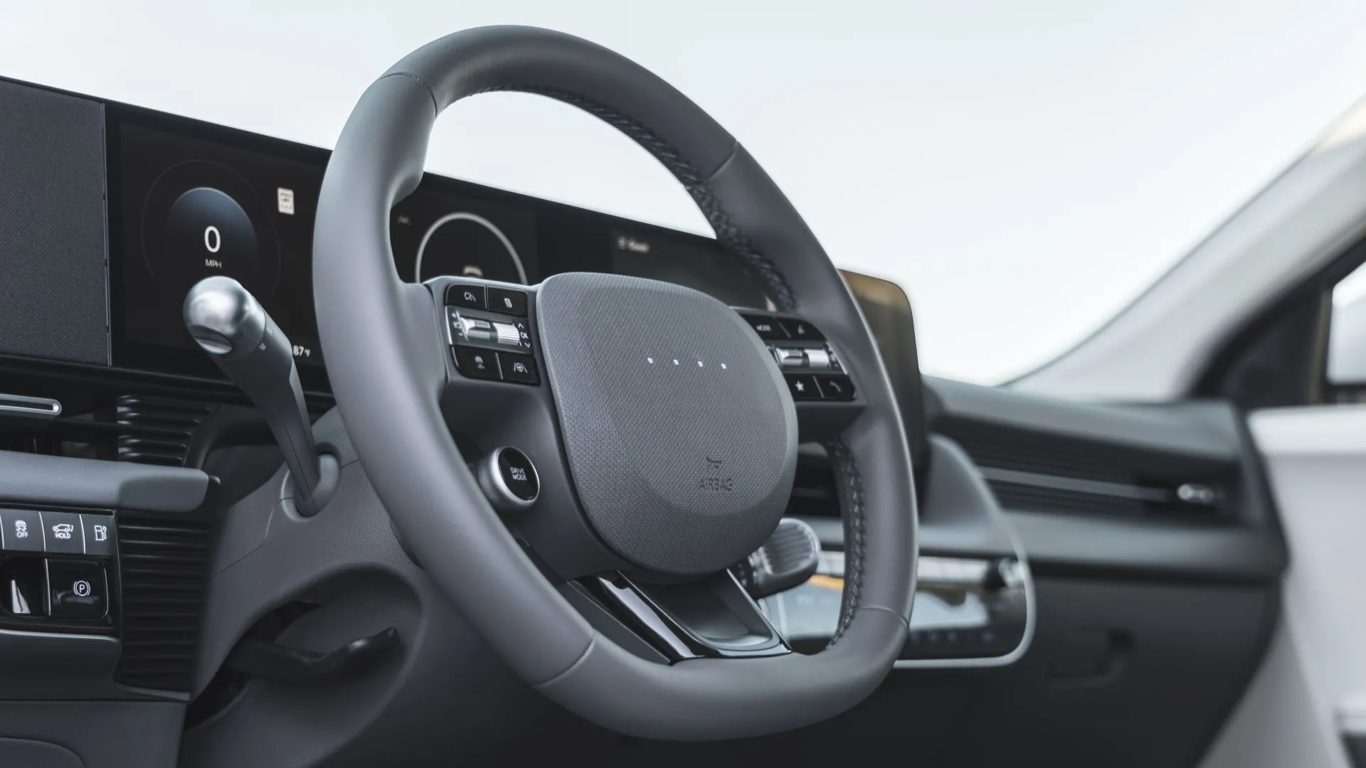 Khoang lái và vô lăng của Hyundai Ioniq 5 2025, cho thấy sự tích hợp công nghệ thông minh