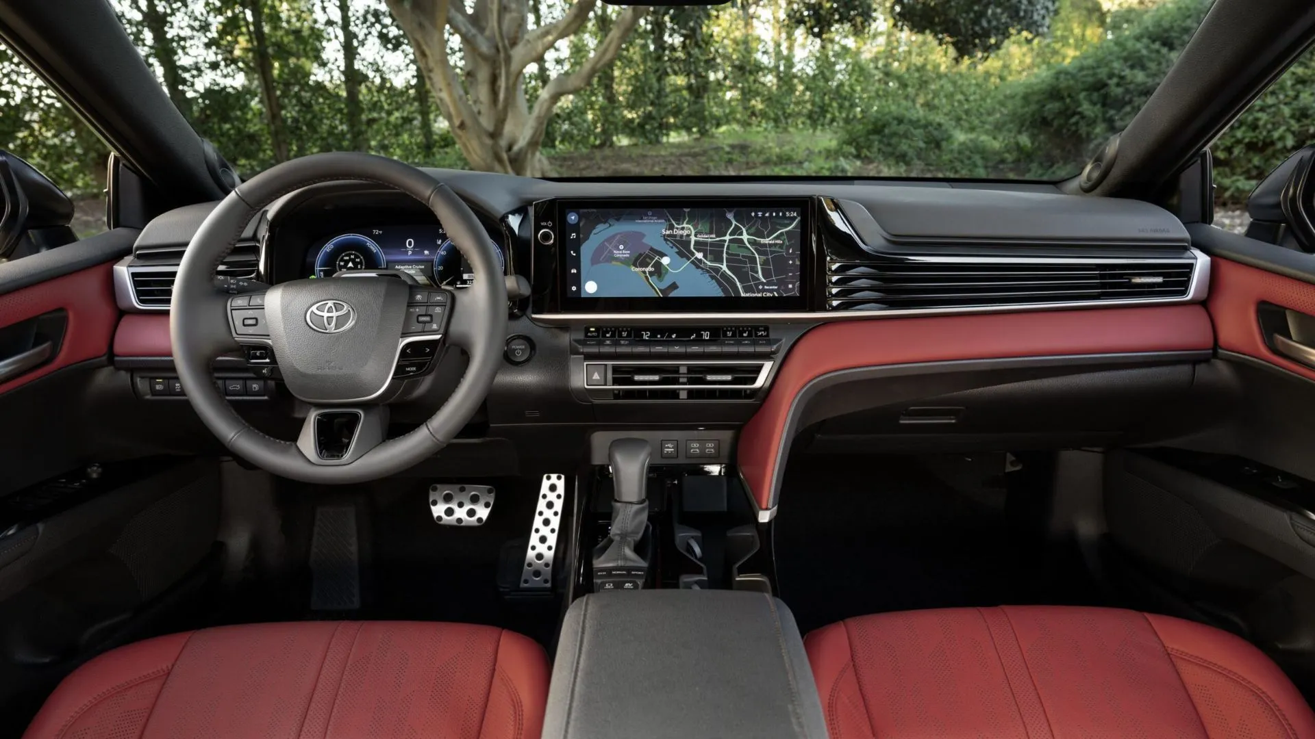Khoang lái xe Toyota Camry XSE AWD 2025 với ghế da màu đỏ và màn hình giải trí.