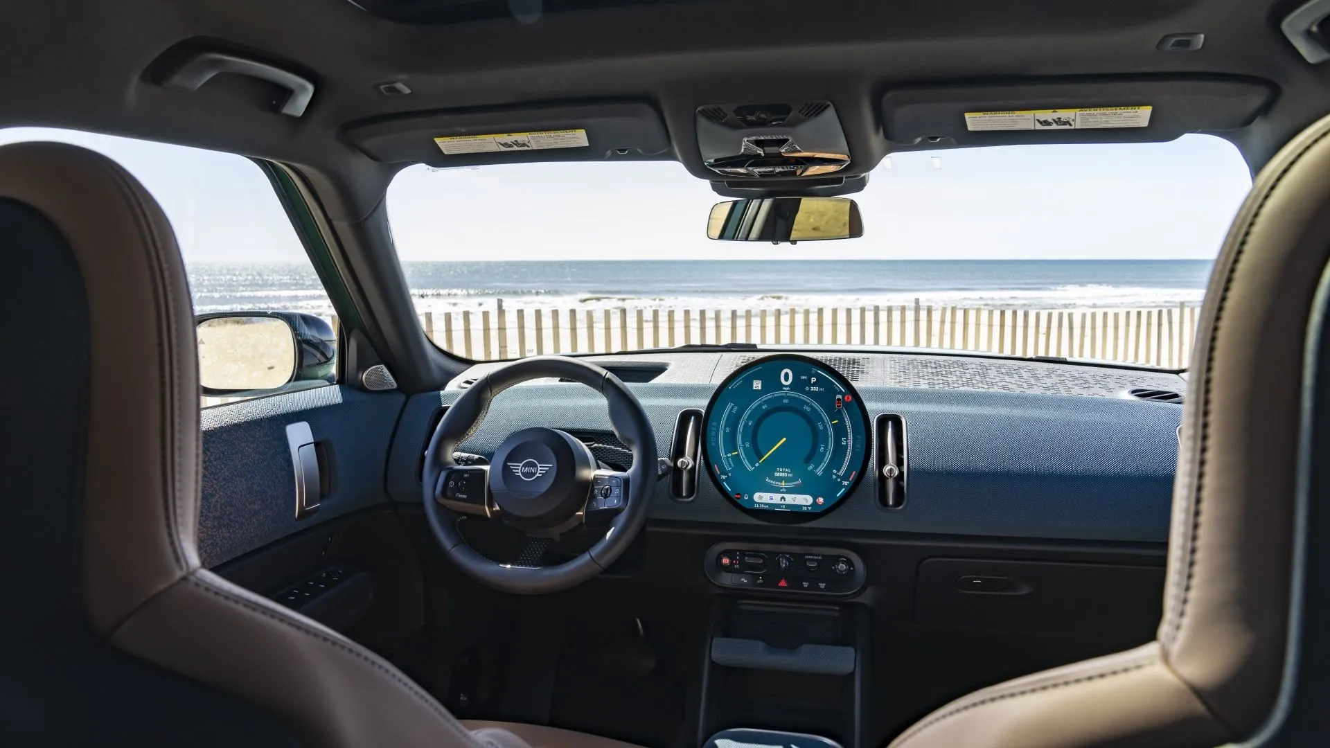 Khoang nội thất cá tính và hiện đại của Mini Countryman 2025, nổi bật với màn hình OLED hình tròn trung tâm.