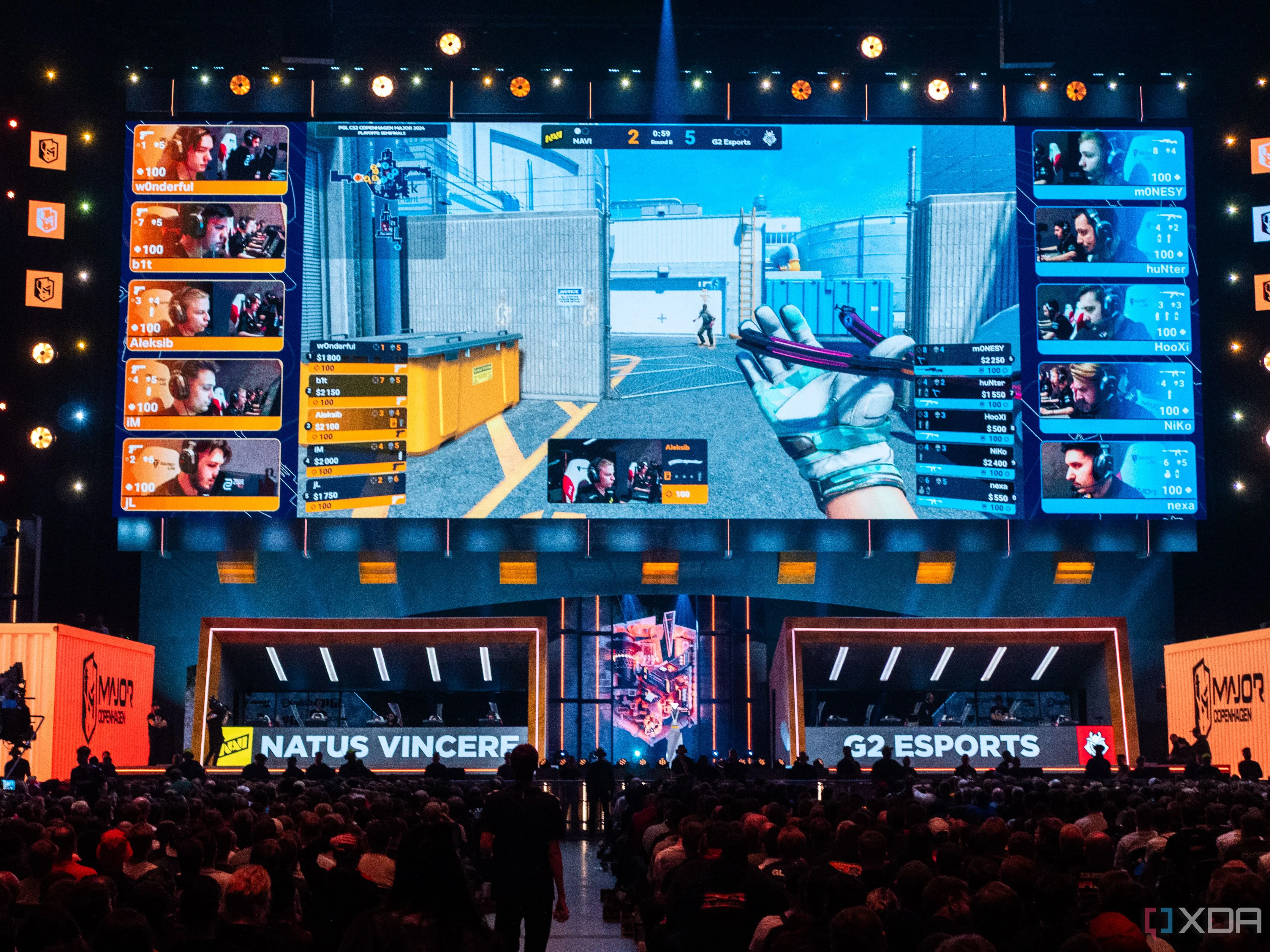 Khoảnh khắc thi đấu Counter-Strike 2 tại giải PGL Copenhagen Major, minh họa sức hấp dẫn của các tựa game esport và game party sôi động
