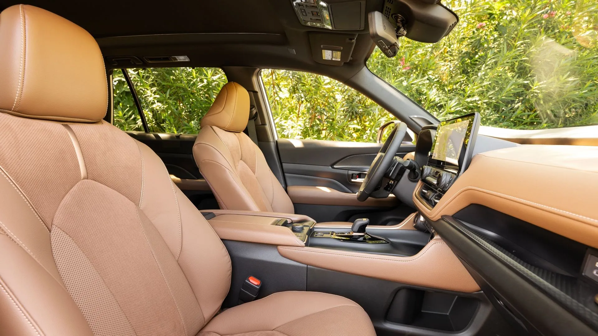 Không gian nội thất hàng ghế trước sang trọng của Toyota Grand Highlander Platinum 2025 với tông màu Portobello cao cấp.