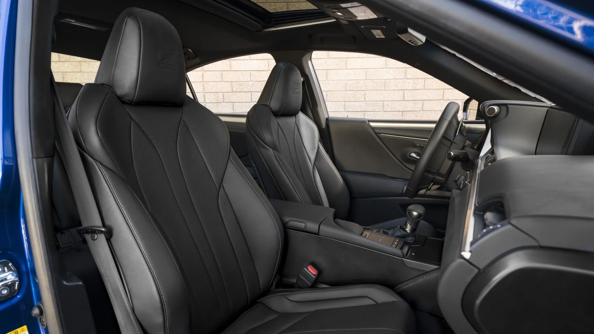 Không gian nội thất sang trọng với ghế da cao cấp và thiết kế tiện nghi của Lexus ES 2020, mang đến trải nghiệm lái thư thái