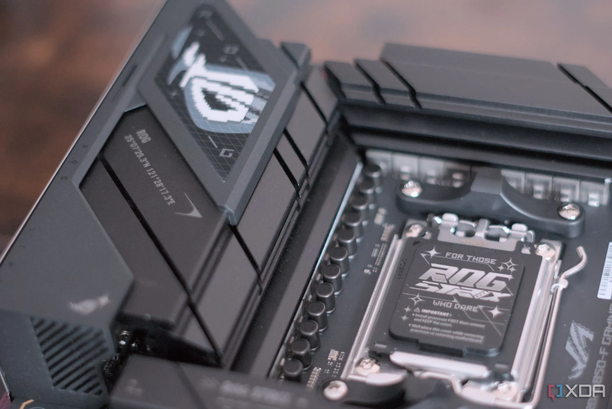 Khu vực CPU và tản nhiệt của bo mạch chủ Asus ROG Strix B850-F Gaming WiFi, thể hiện thiết kế cao cấp
