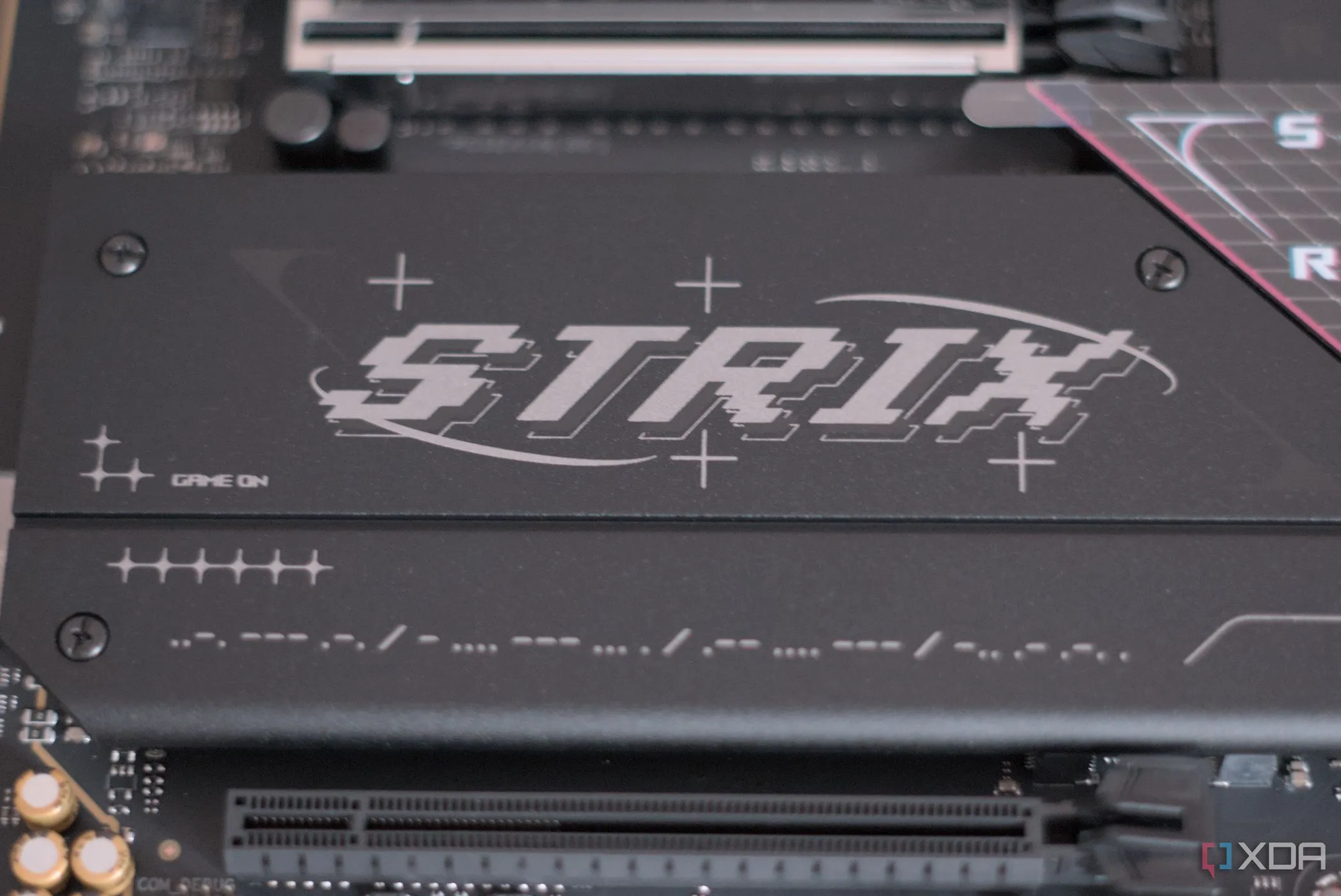 Khu vực khe cắm M.2 SSD trên Asus ROG Strix B850-F Gaming WiFi