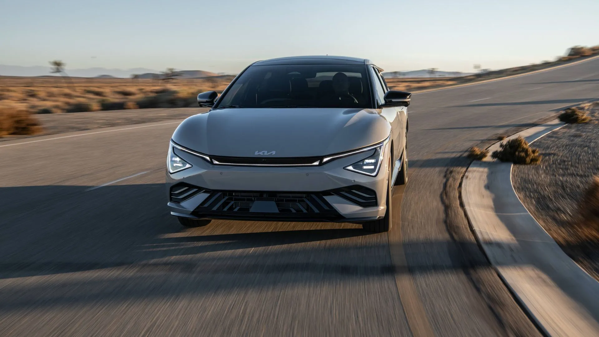 Kia EV6 màu xám đang lái trên đường nông thôn