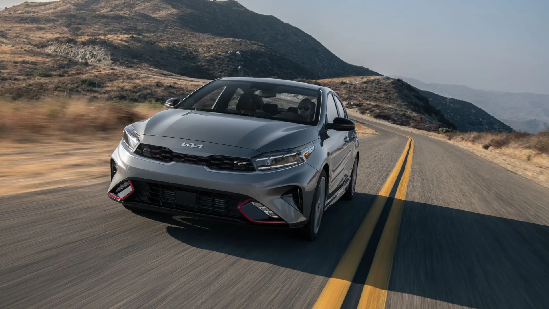 Kia Forte GT 2023 màu đỏ, phiên bản số sàn thể thao với thiết kế trẻ trung và hiệu suất ấn tượng