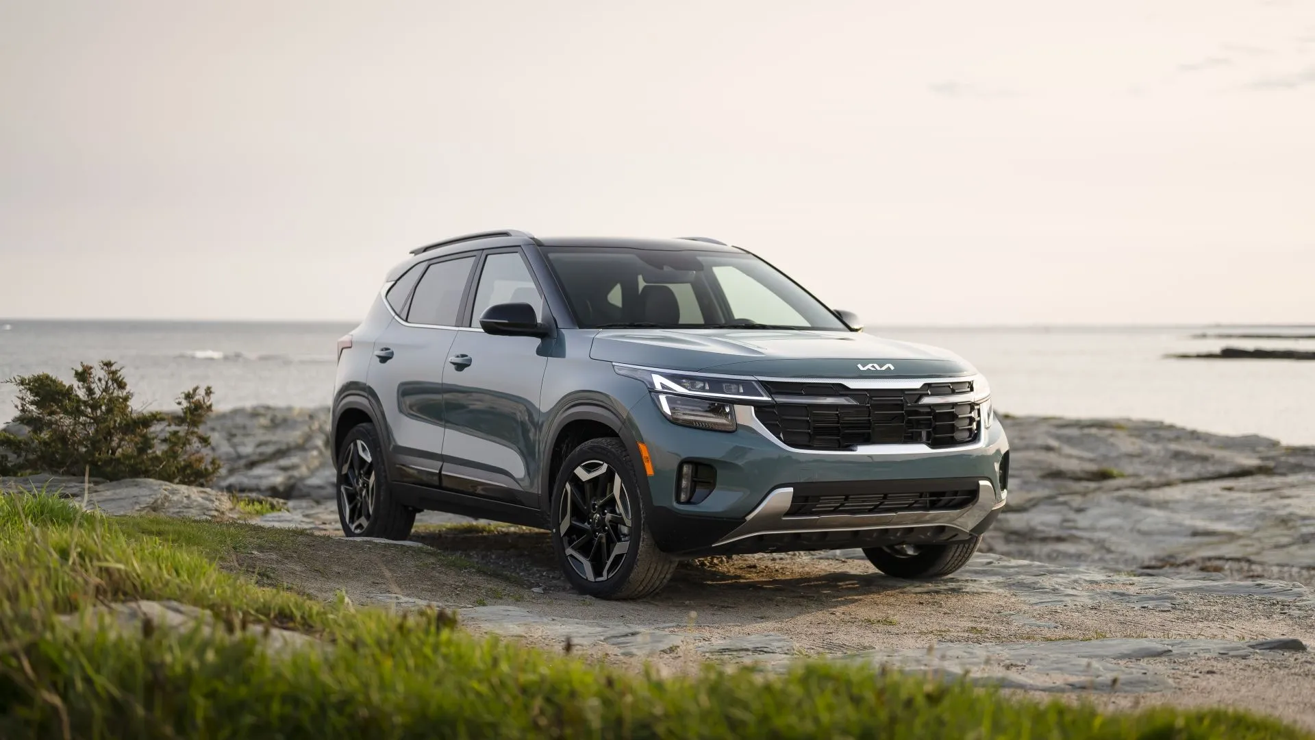 Kia Seltos 2025 màu xanh dương, ảnh chụp 3/4 phía trước, nổi bật với thiết kế hiện đại và nội thất rộng rãi, có tùy chọn AWD.