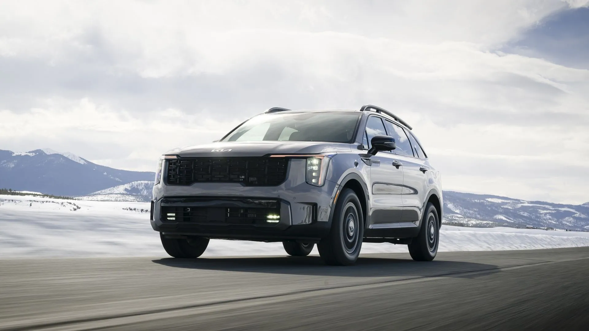 Kia Sorento 2025 màu đen di chuyển trên đường với thiết kế hiện đại
