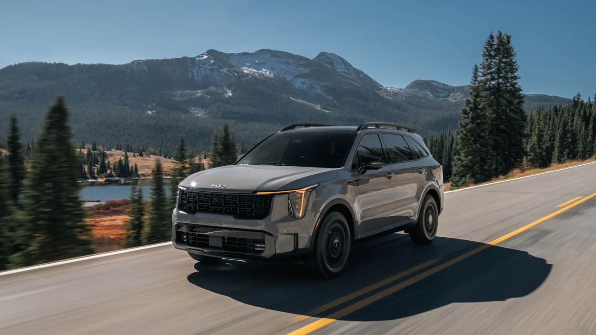 Kia Sorento 2025 màu xám trên đường đồi núi, một trong những SUV chủ lực của Kia lắp ráp tại Mỹ
