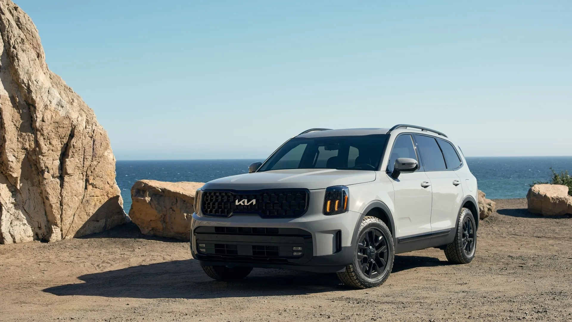 Kia Telluride 2025 màu trắng ngọc trai với đèn pha LED hiện đại và lưới tản nhiệt đặc trưng