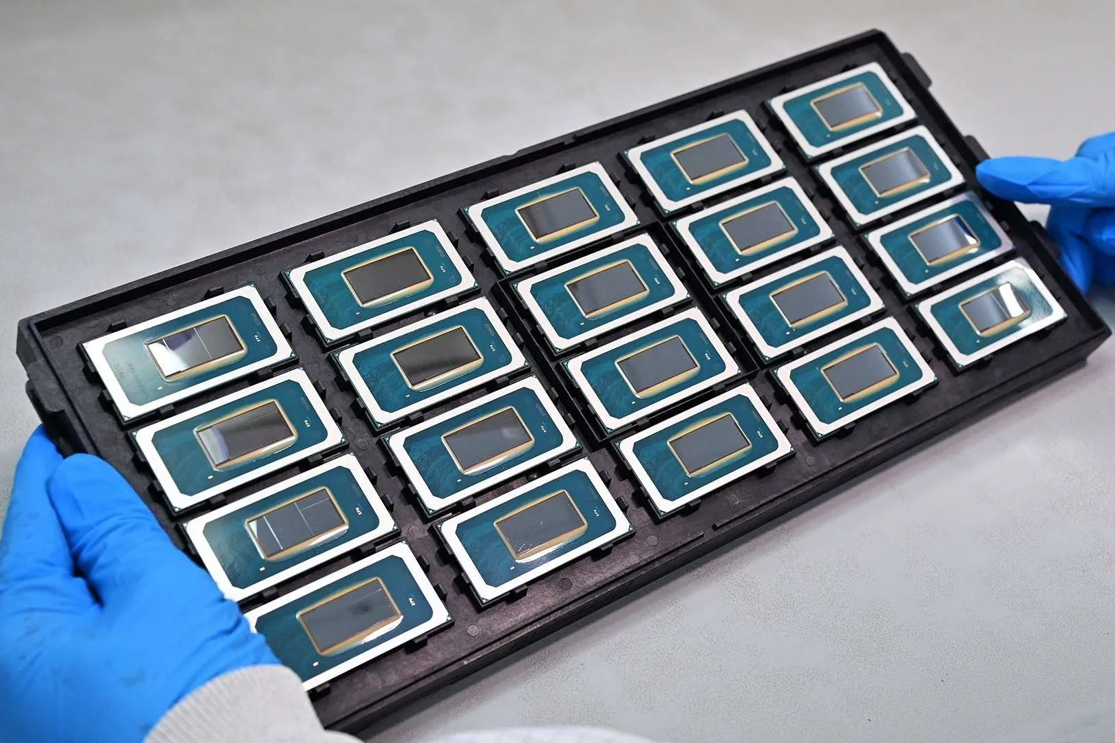 Kỹ thuật viên đang kiểm tra các chip Intel Meteor Lake Core Ultra trong quy trình sản xuất