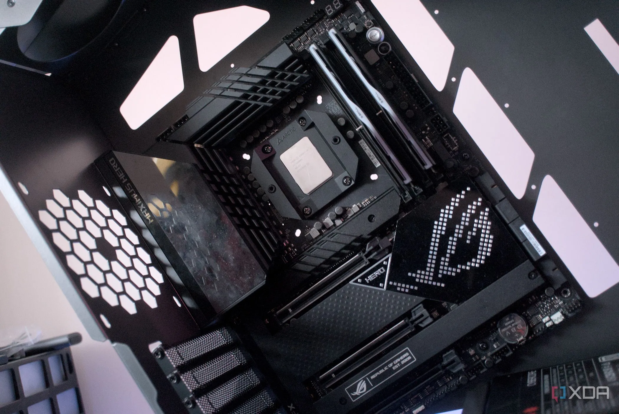 Lắp đặt mainboard bên trong case Vetroo K1 Pangolin