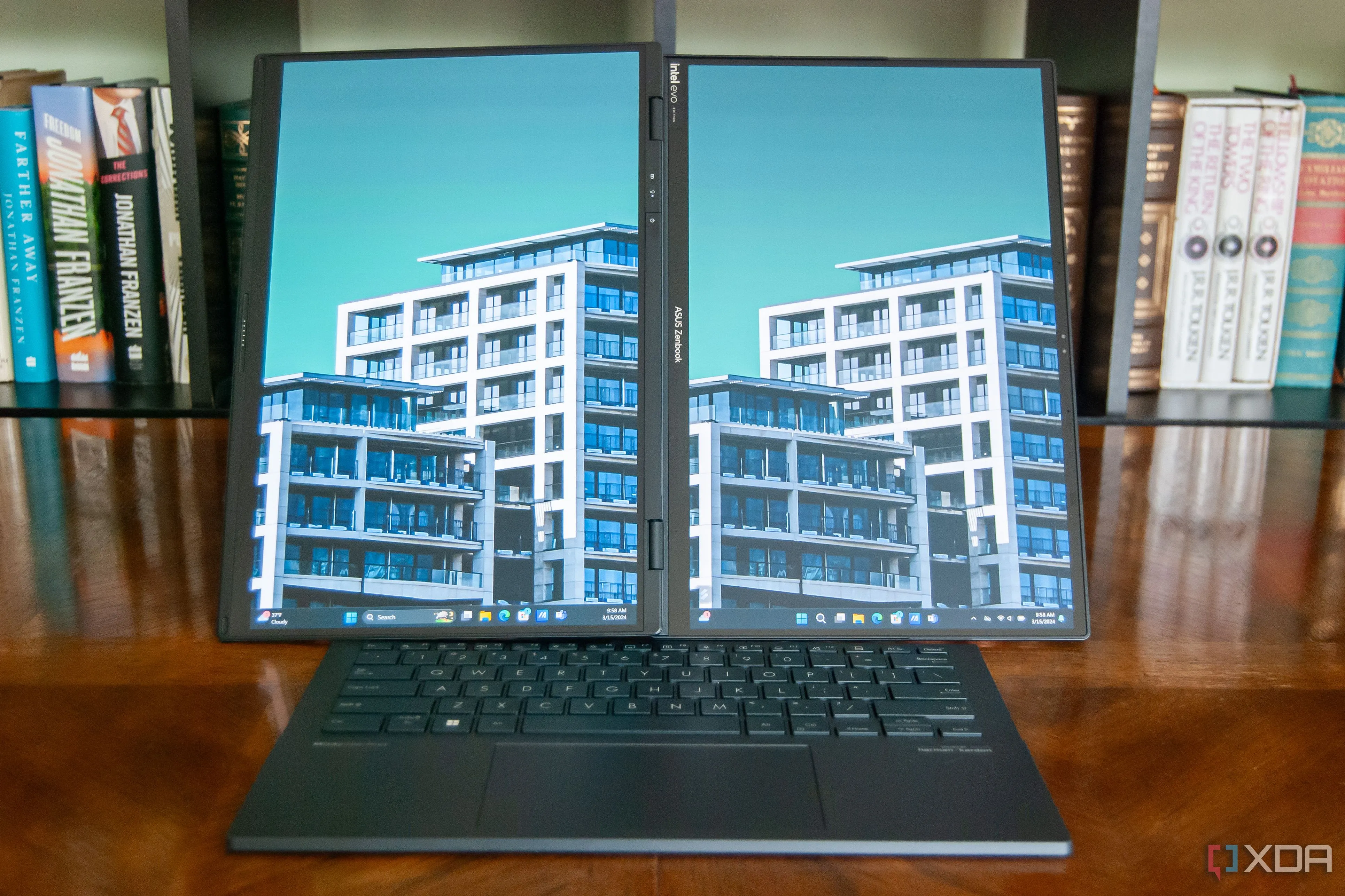 Laptop Asus Zenbook Duo (2024) với hai màn hình hiển thị song song