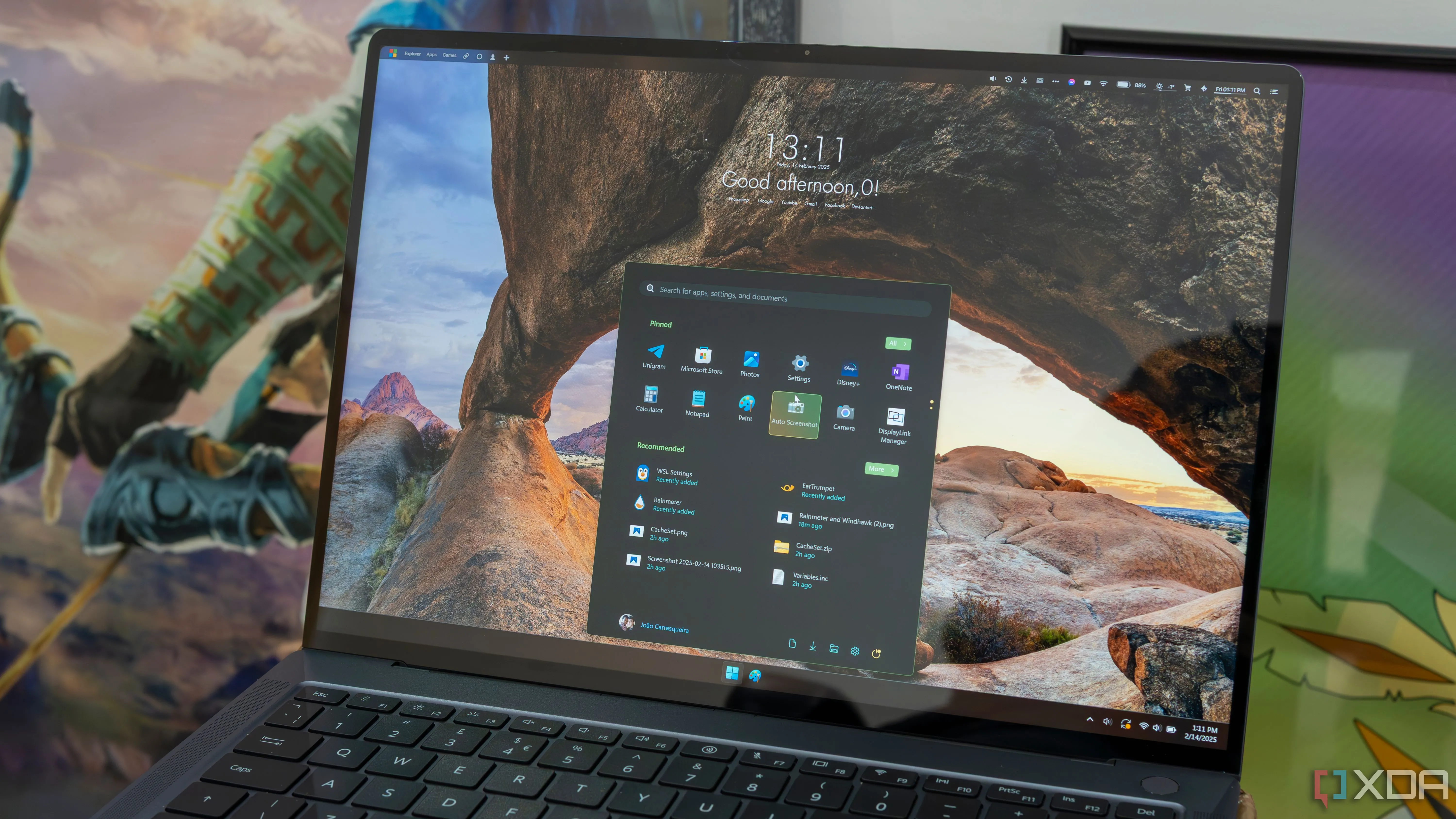 Laptop chạy Windows 11 hiển thị các tùy chỉnh giao diện phức tạp từ Windhawk và Rainmeter, bao gồm widget và thông tin hệ thống.