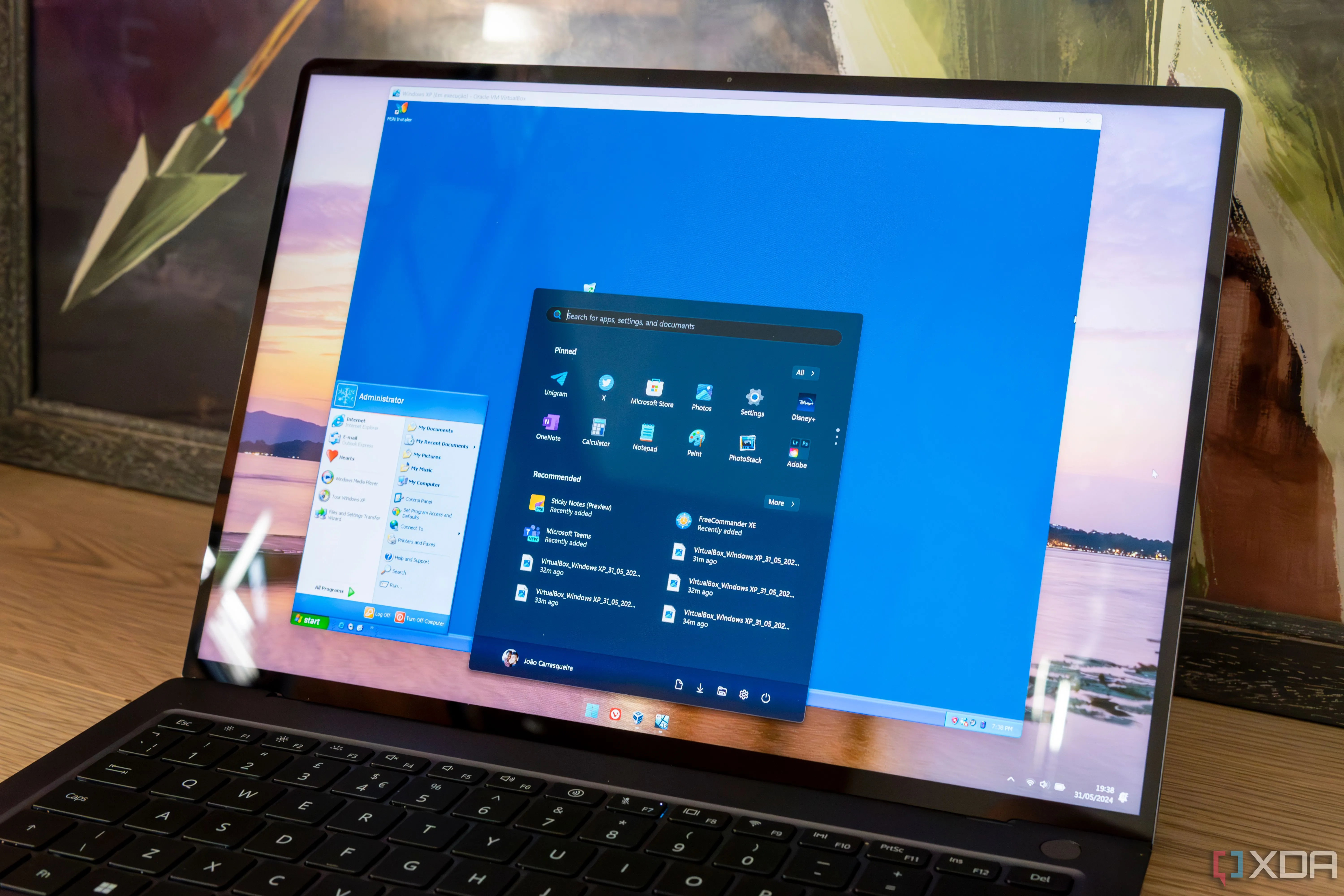 Laptop chạy Windows 11 hiển thị Windows XP trong một máy ảo, minh họa khả năng tương thích ngược