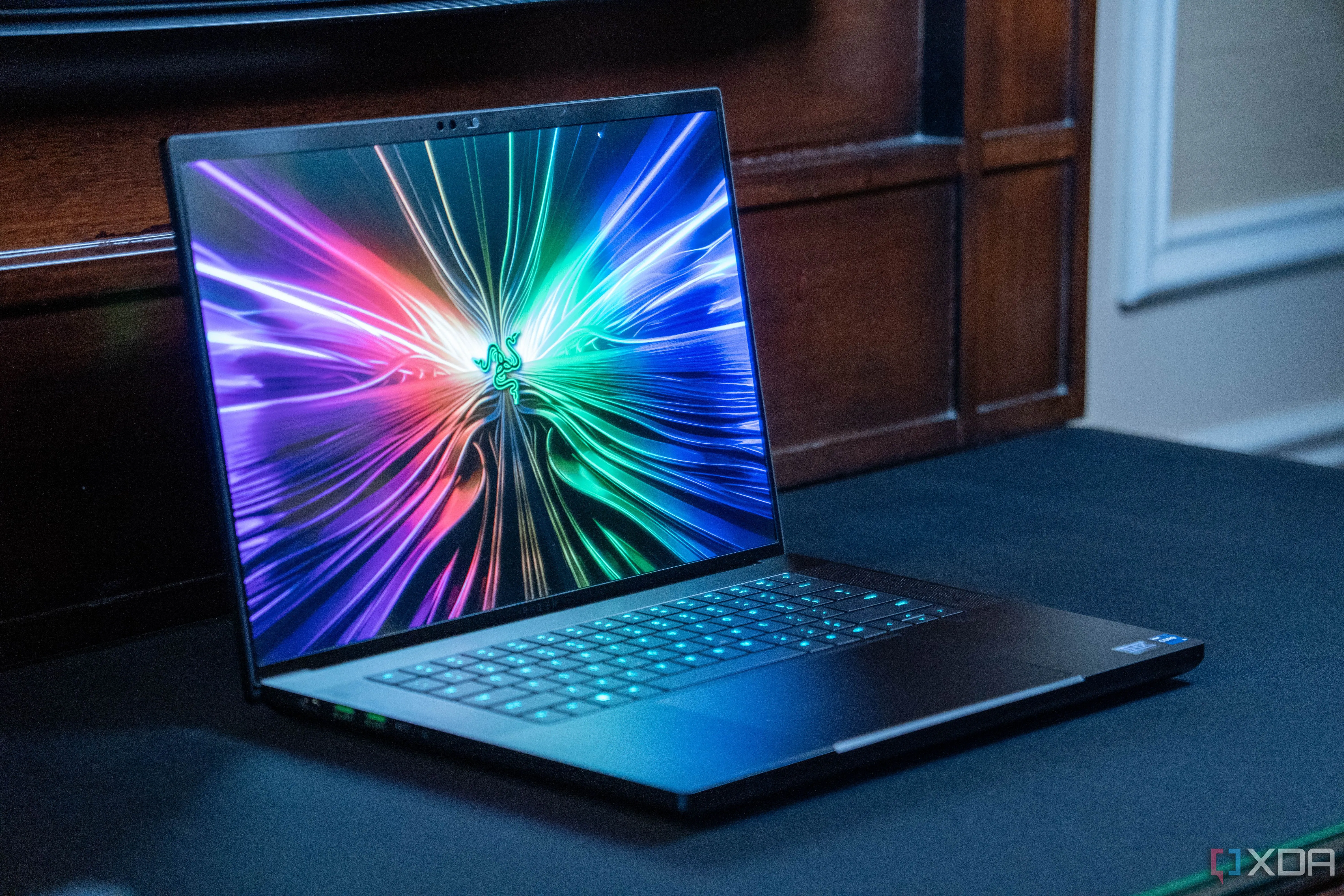 Laptop gaming Razer Blade 16, ví dụ về thiết bị được hưởng lợi khi undervolt CPU để giảm nhiệt độ