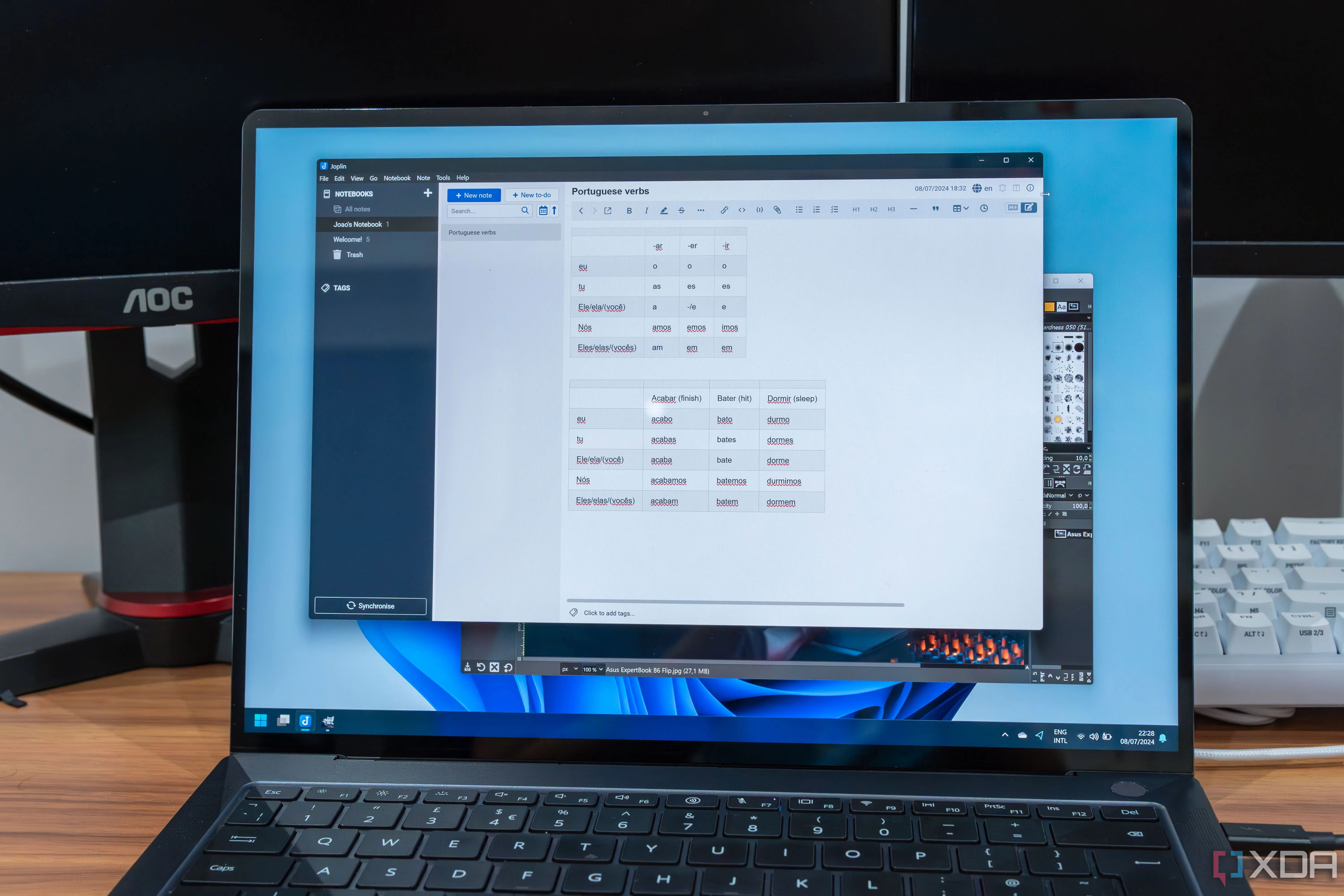 Laptop hiển thị các phần mềm mã nguồn mở phổ biến trên Windows, minh họa lợi ích của 7-Zip
