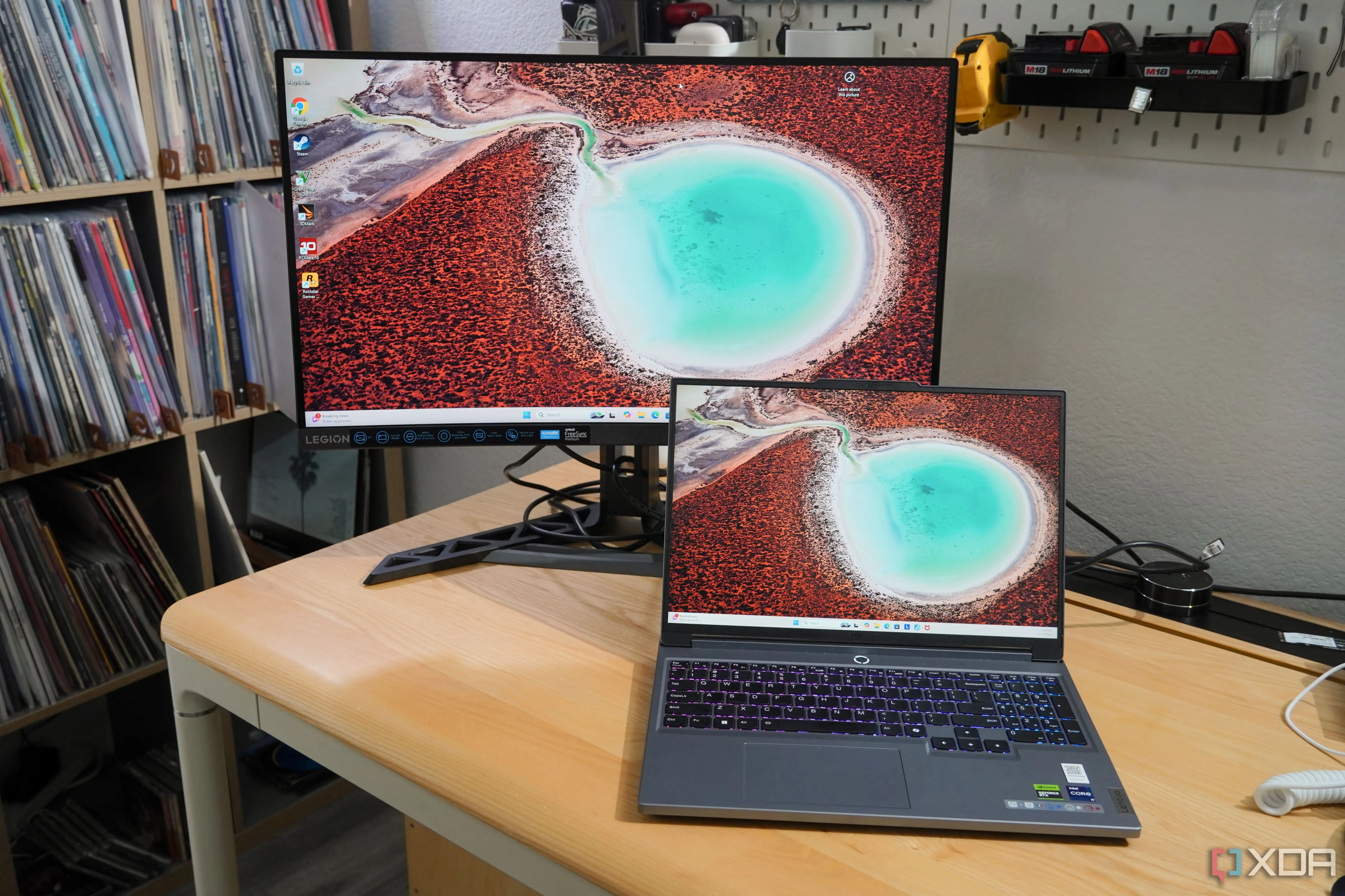 Laptop Lenovo kết nối với màn hình chơi game Legion cong, thể hiện sự kết nối đúng cổng và tối ưu hiển thị.