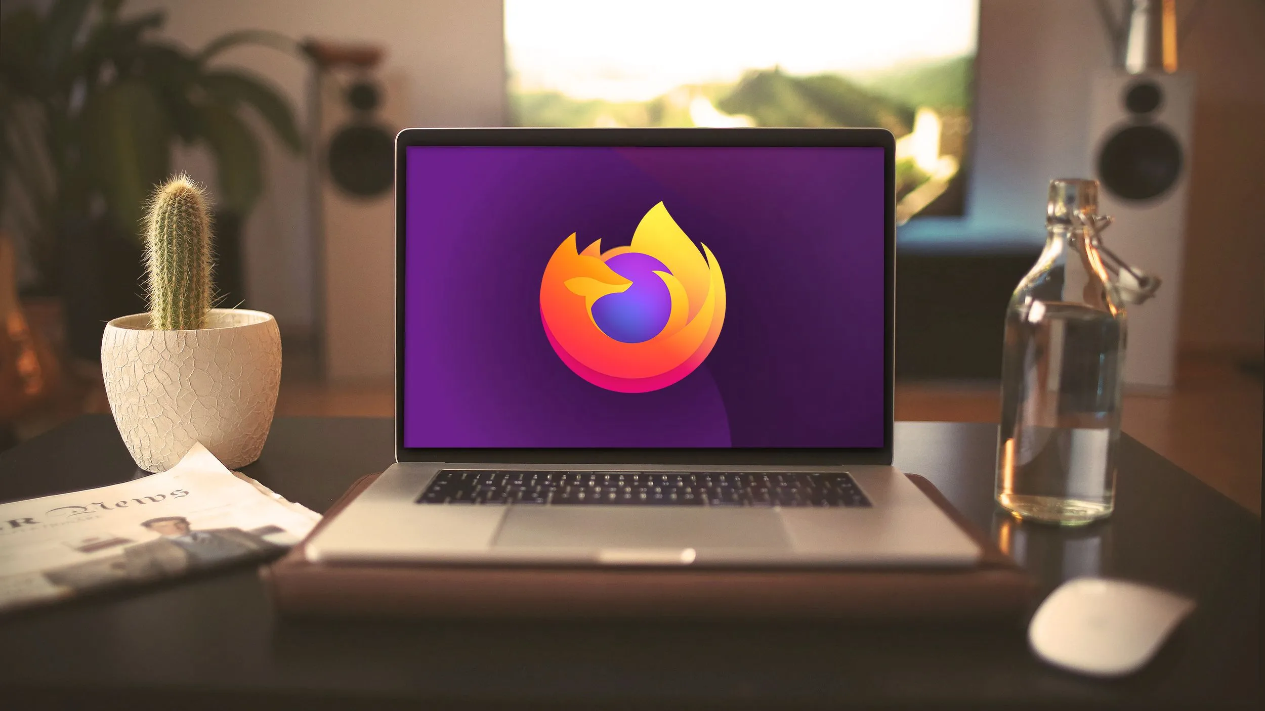 Laptop MacBook Pro hiển thị logo Mozilla Firefox trên màn hình