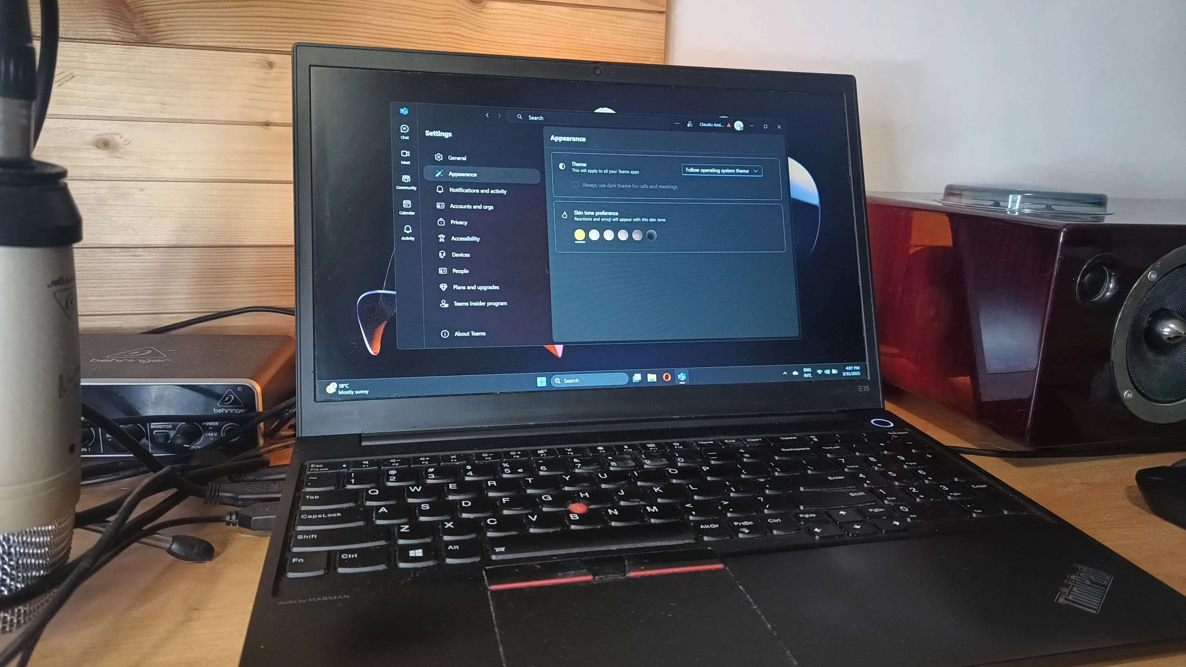 Laptop Windows 11 hiển thị cài đặt Microsoft Teams đang chạy