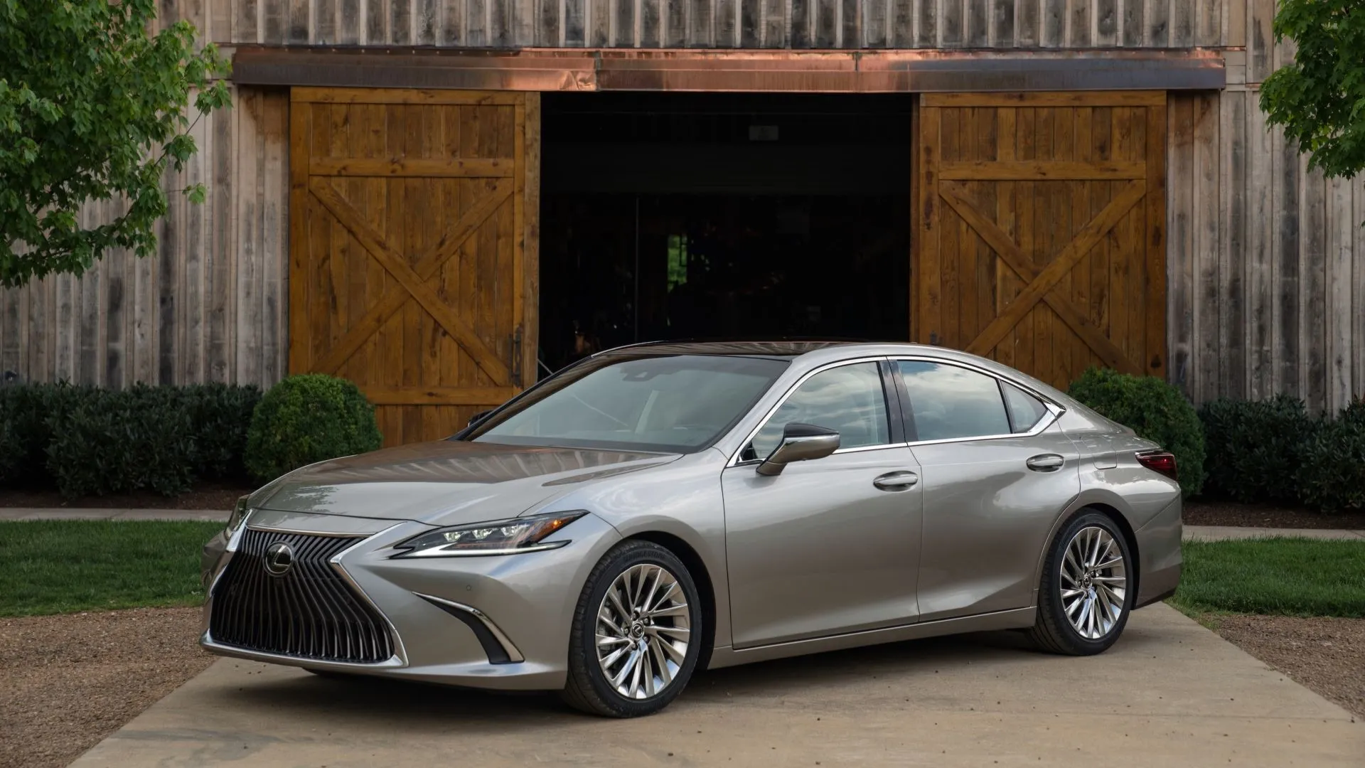 Lexus ES 300h 2021 góc 3/4 phía trước